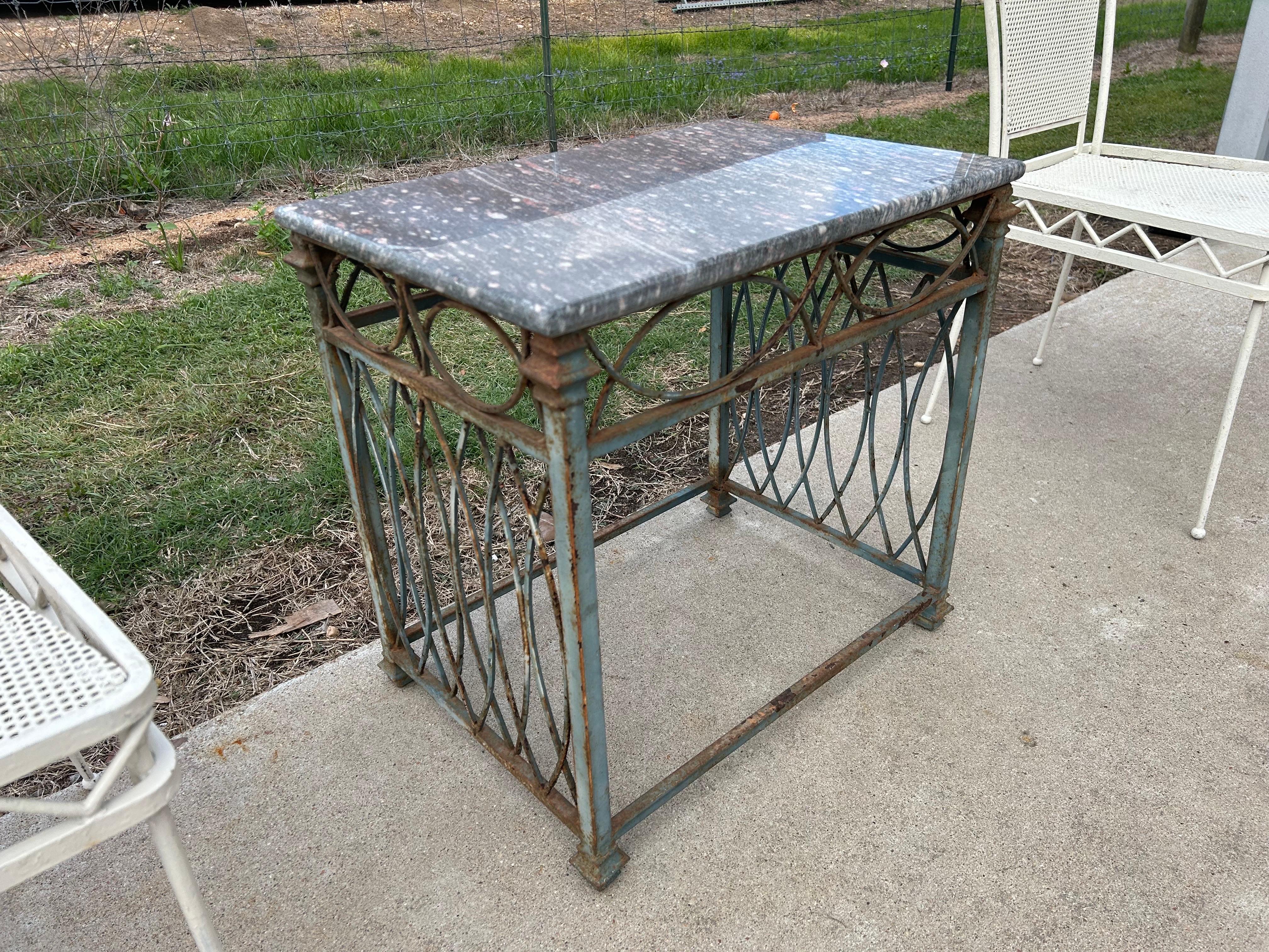 Fer forgé Table d'appoint en fer forgé et marbre en vente