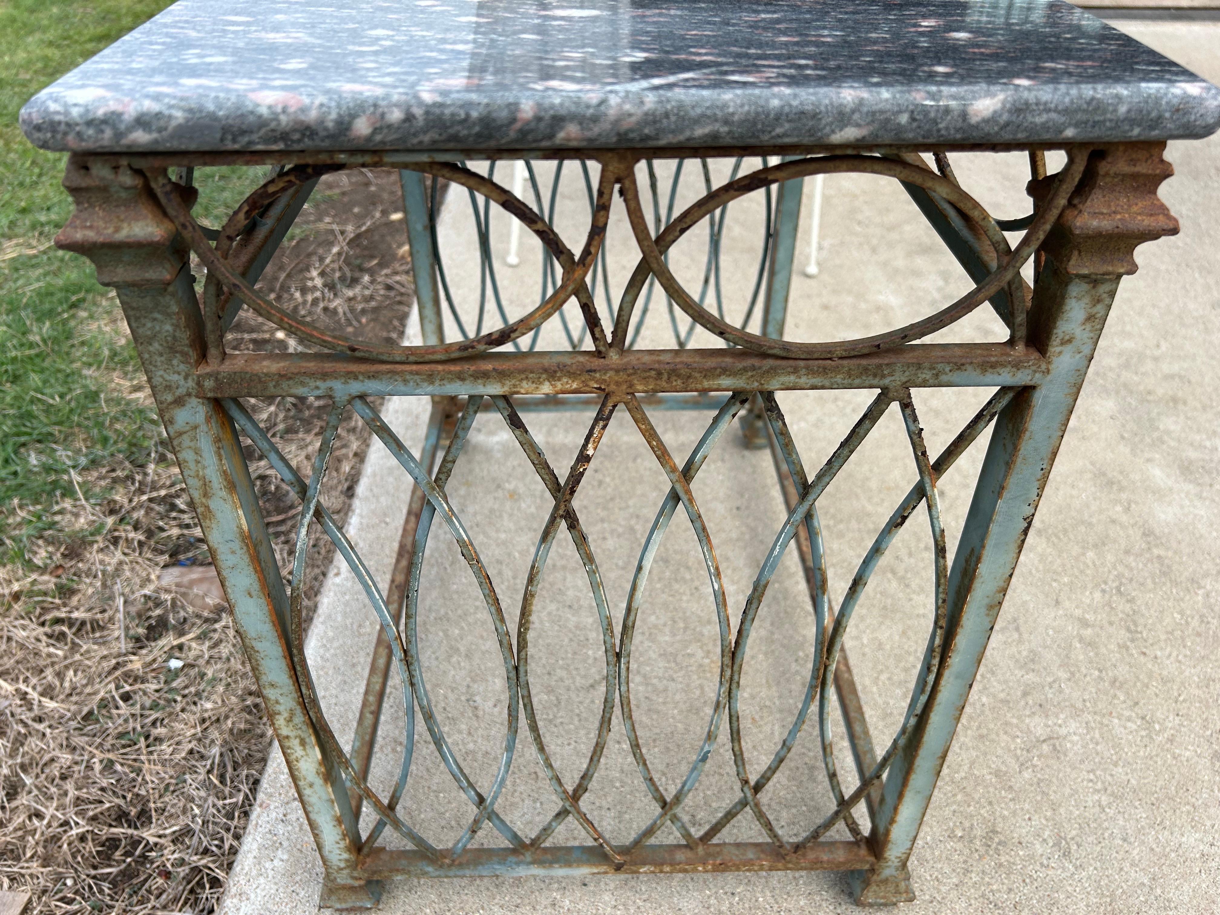Table d'appoint en fer forgé et marbre en vente 1