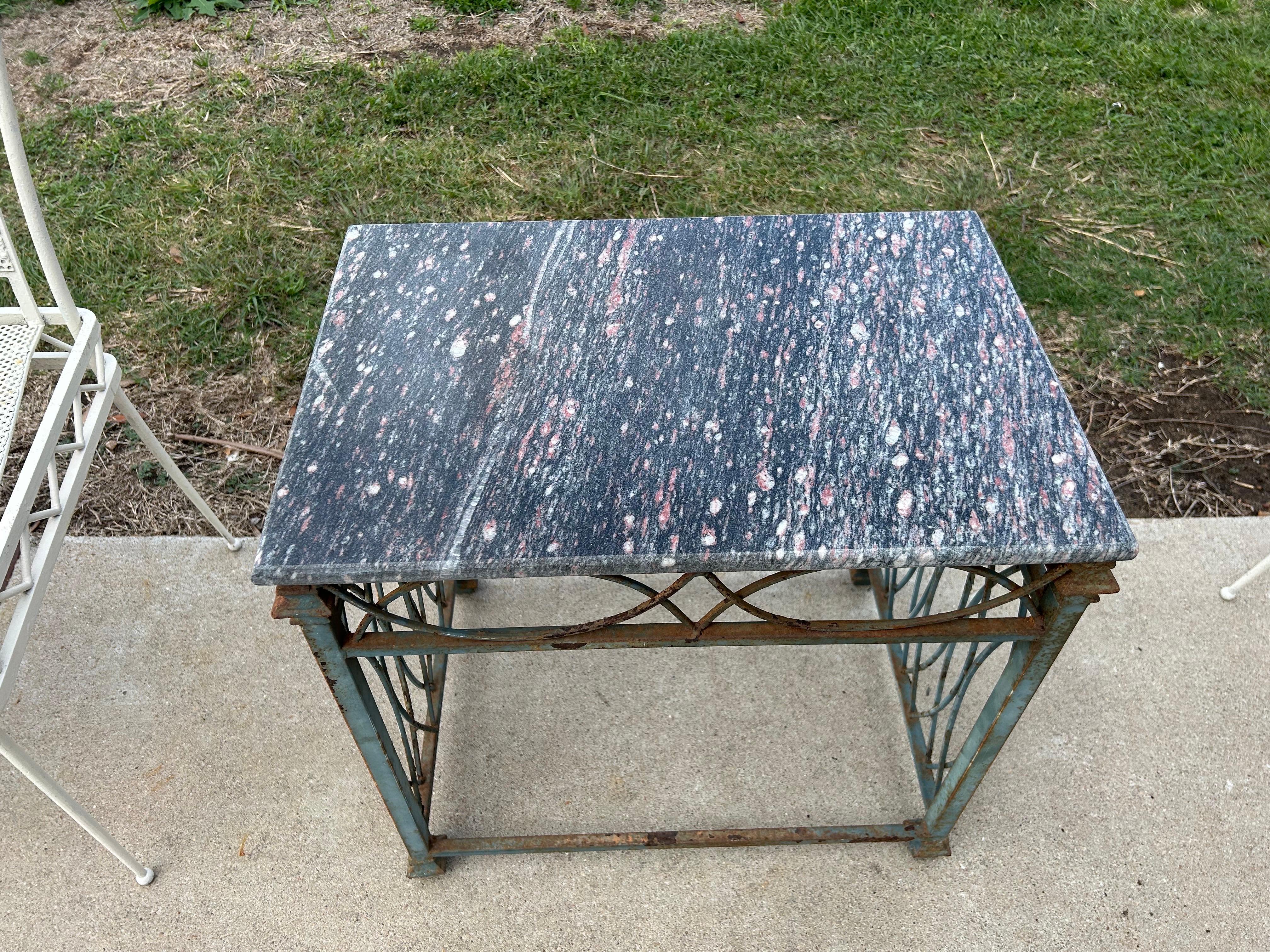 Table d'appoint en fer forgé et marbre en vente 2