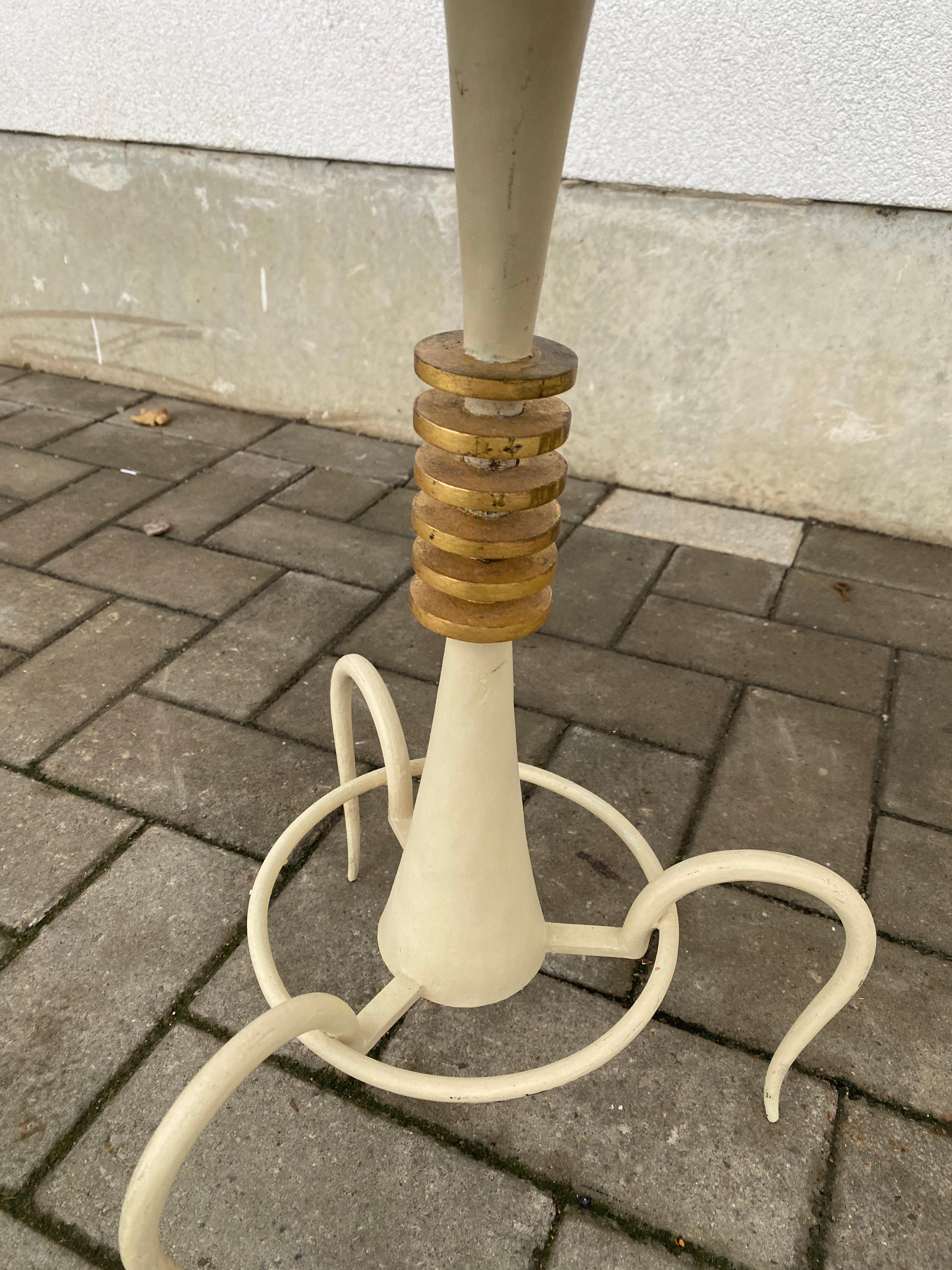Mesa con pedestal trípode de hierro forjado y mármol circa 1940 en Bueno estado para la venta en Saint-Ouen, FR