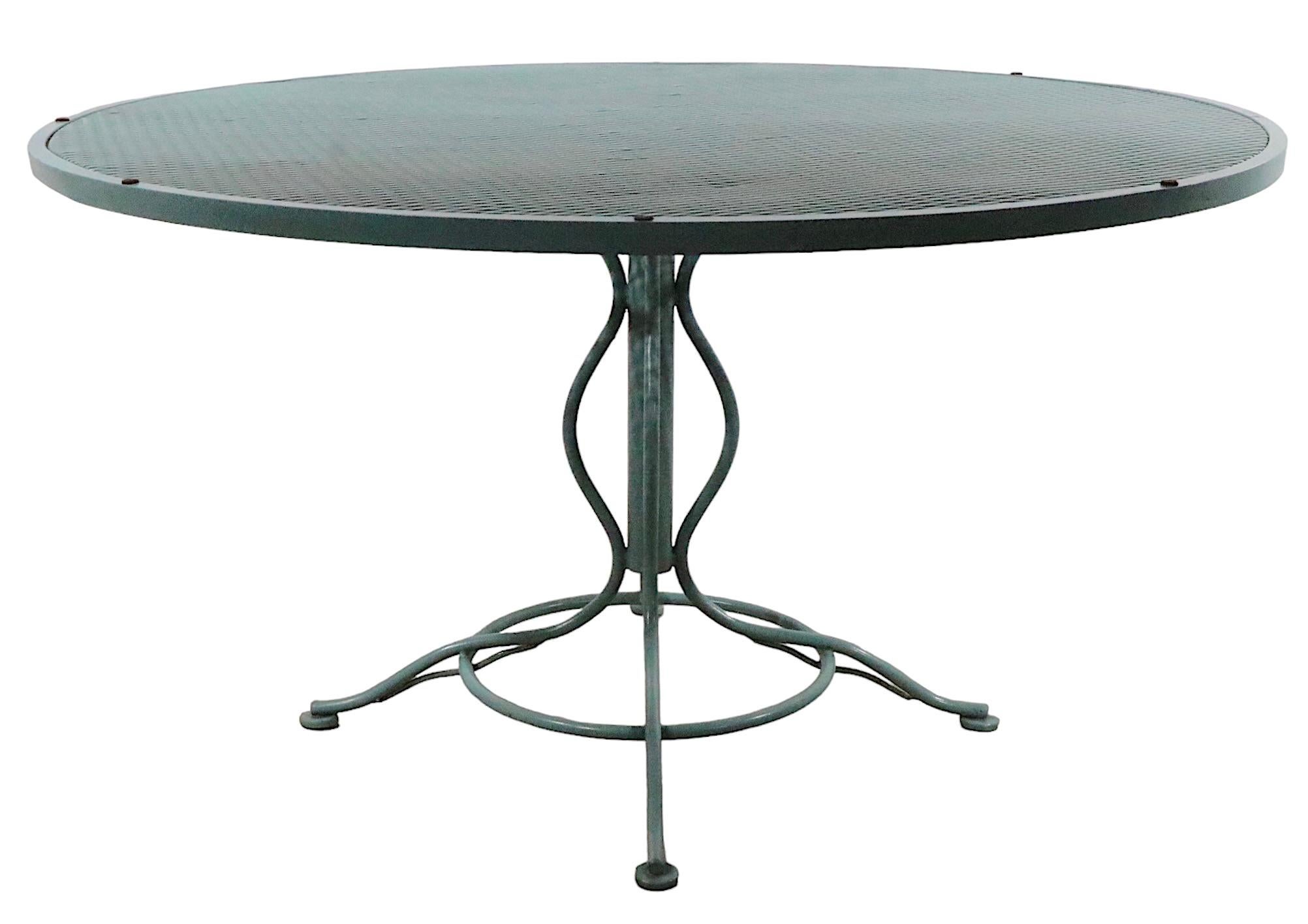 Table de salle à manger de jardin sculptura en fer forgé et maille métallique par Woodard en vente 3