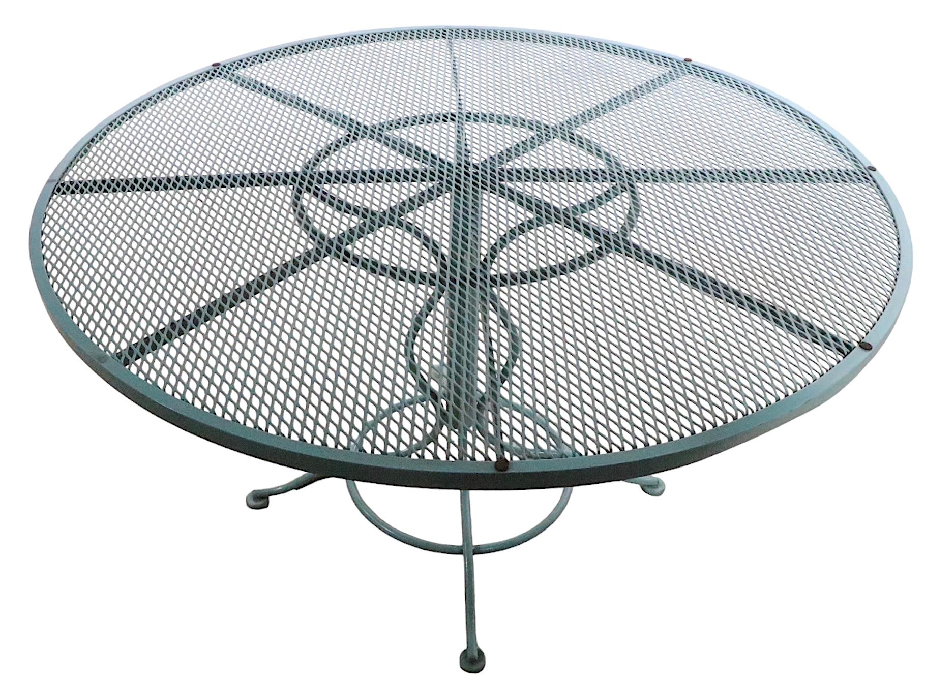 Table de salle à manger de jardin sculptura en fer forgé et maille métallique par Woodard en vente 4