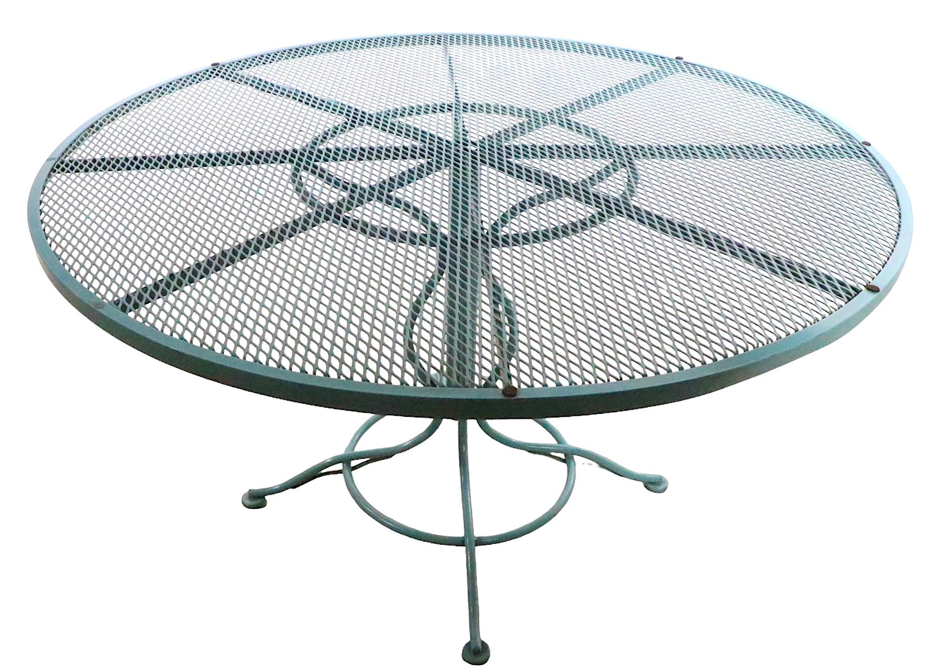 Table de salle à manger de jardin sculptura en fer forgé et maille métallique par Woodard en vente 5