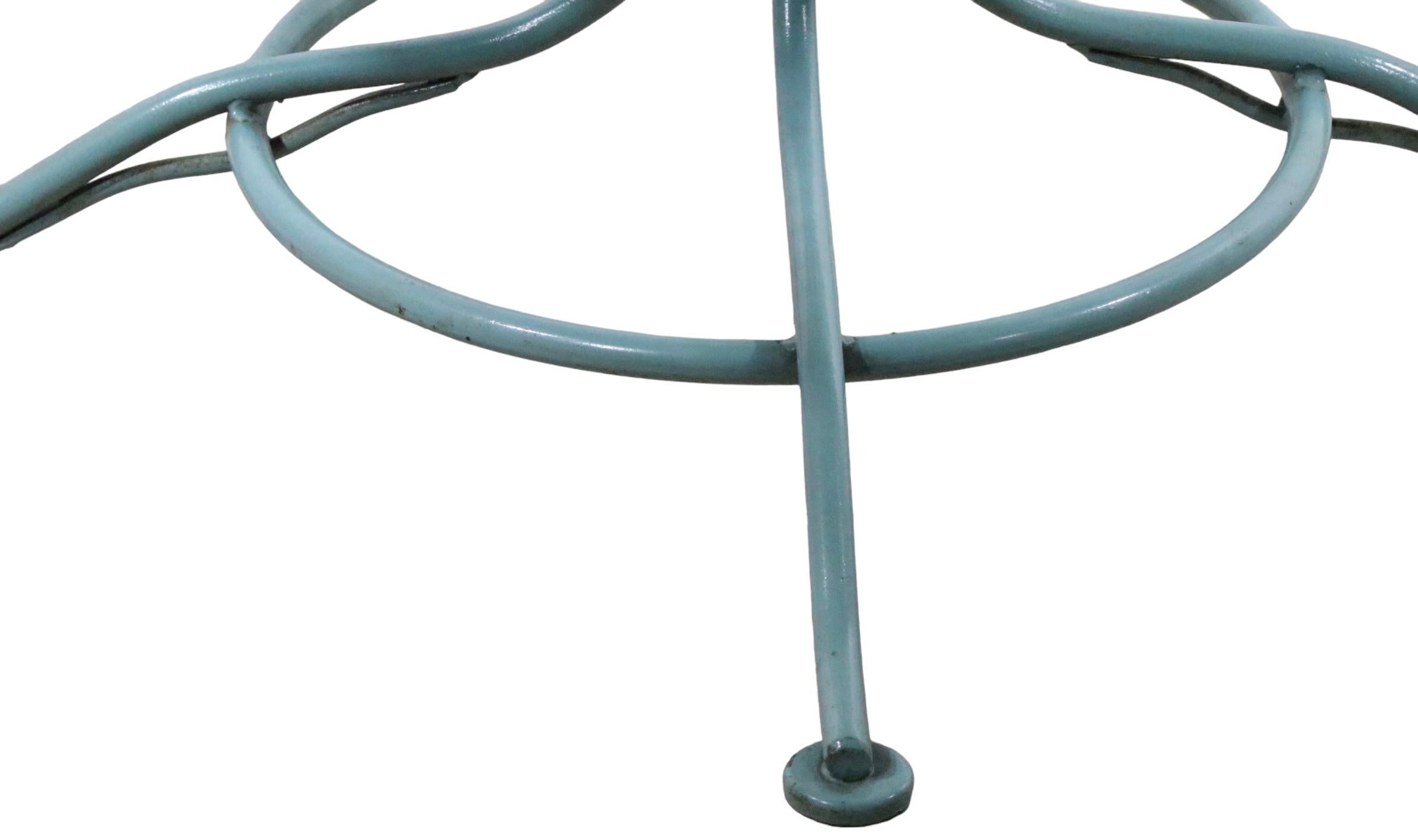 20ième siècle Table de salle à manger de jardin sculptura en fer forgé et maille métallique par Woodard en vente
