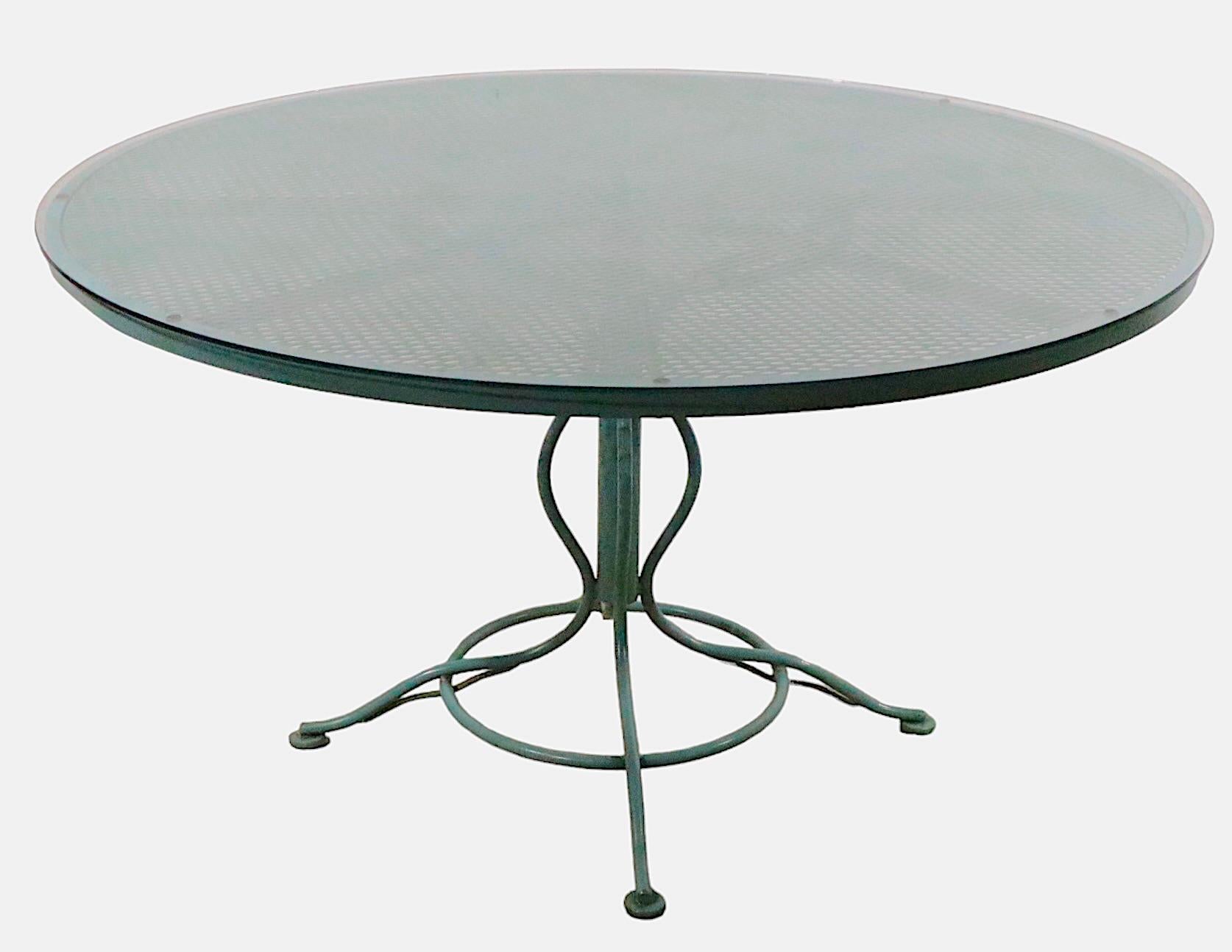 Table de salle à manger de jardin sculptura en fer forgé et maille métallique par Woodard  en vente 1