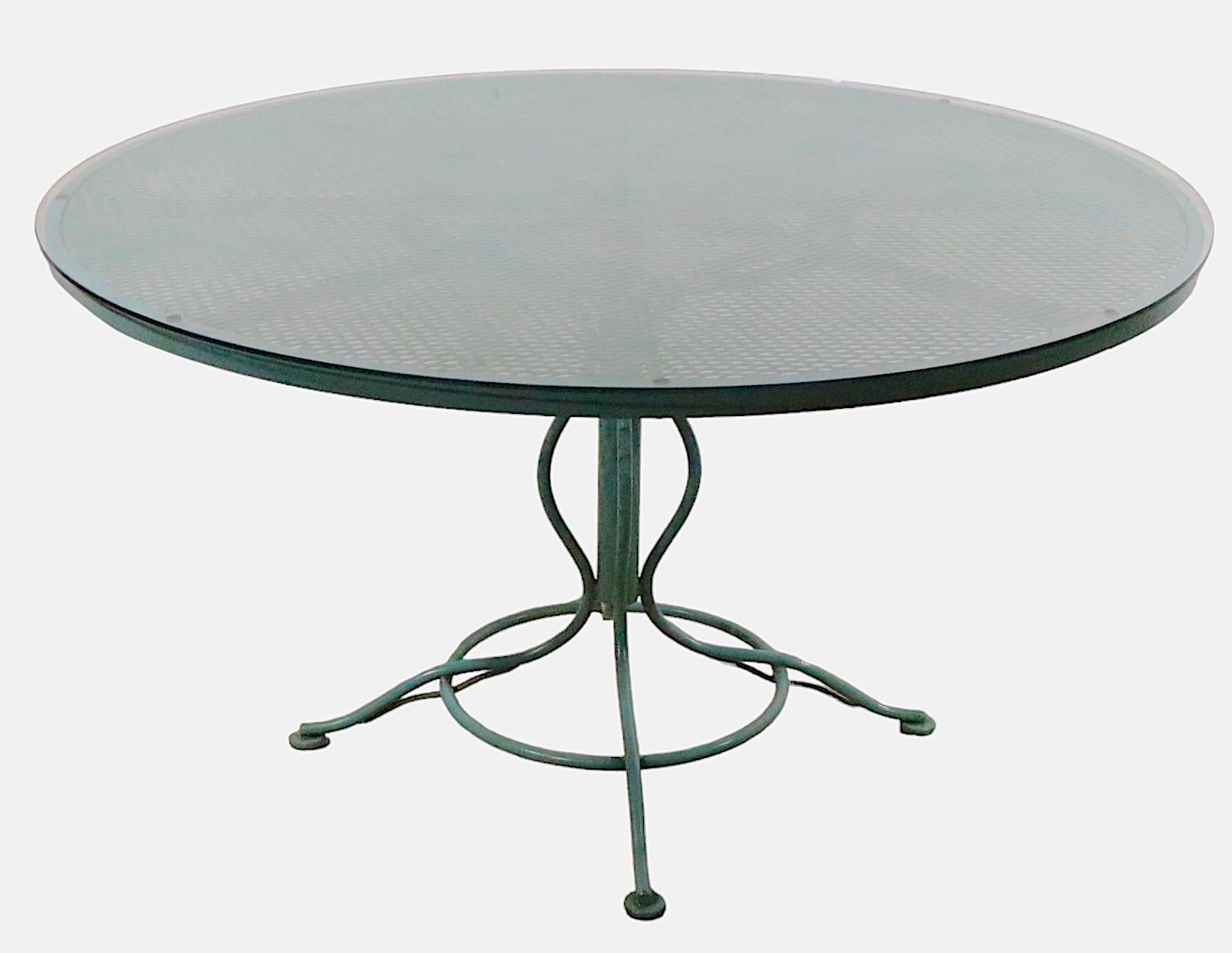 Table de salle à manger de jardin sculptura en fer forgé et maille métallique par Woodard en vente 1