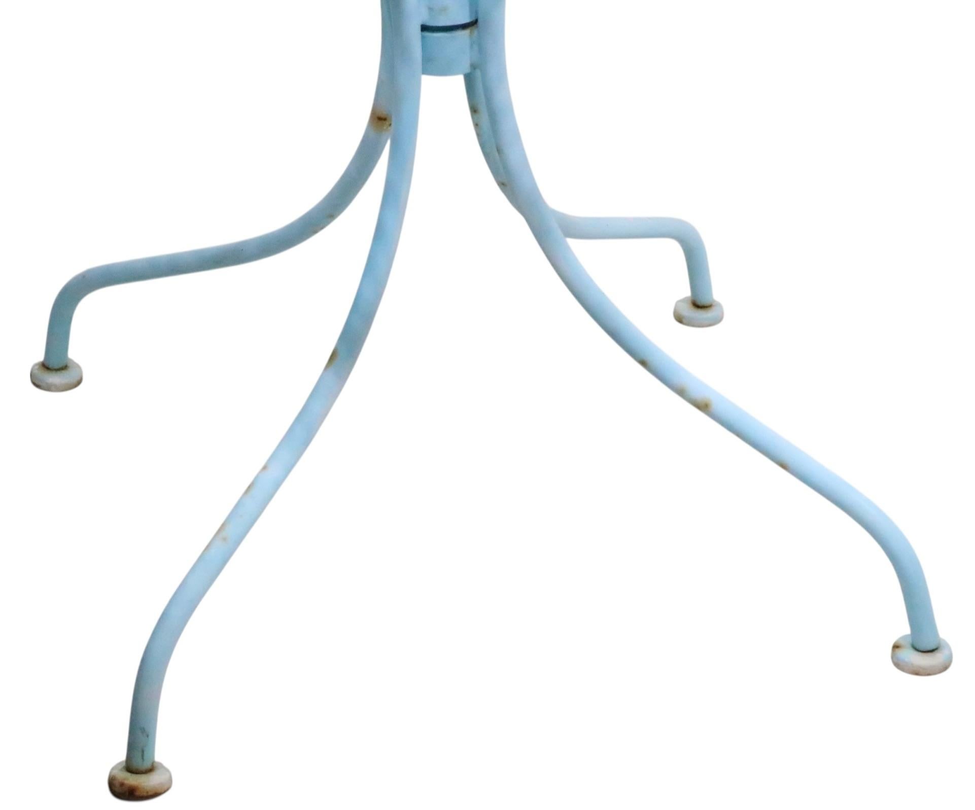 Mid-Century moderno Wrought Iron and Metal Mesh Garden Patio Poolside Table by Woodard in vendita