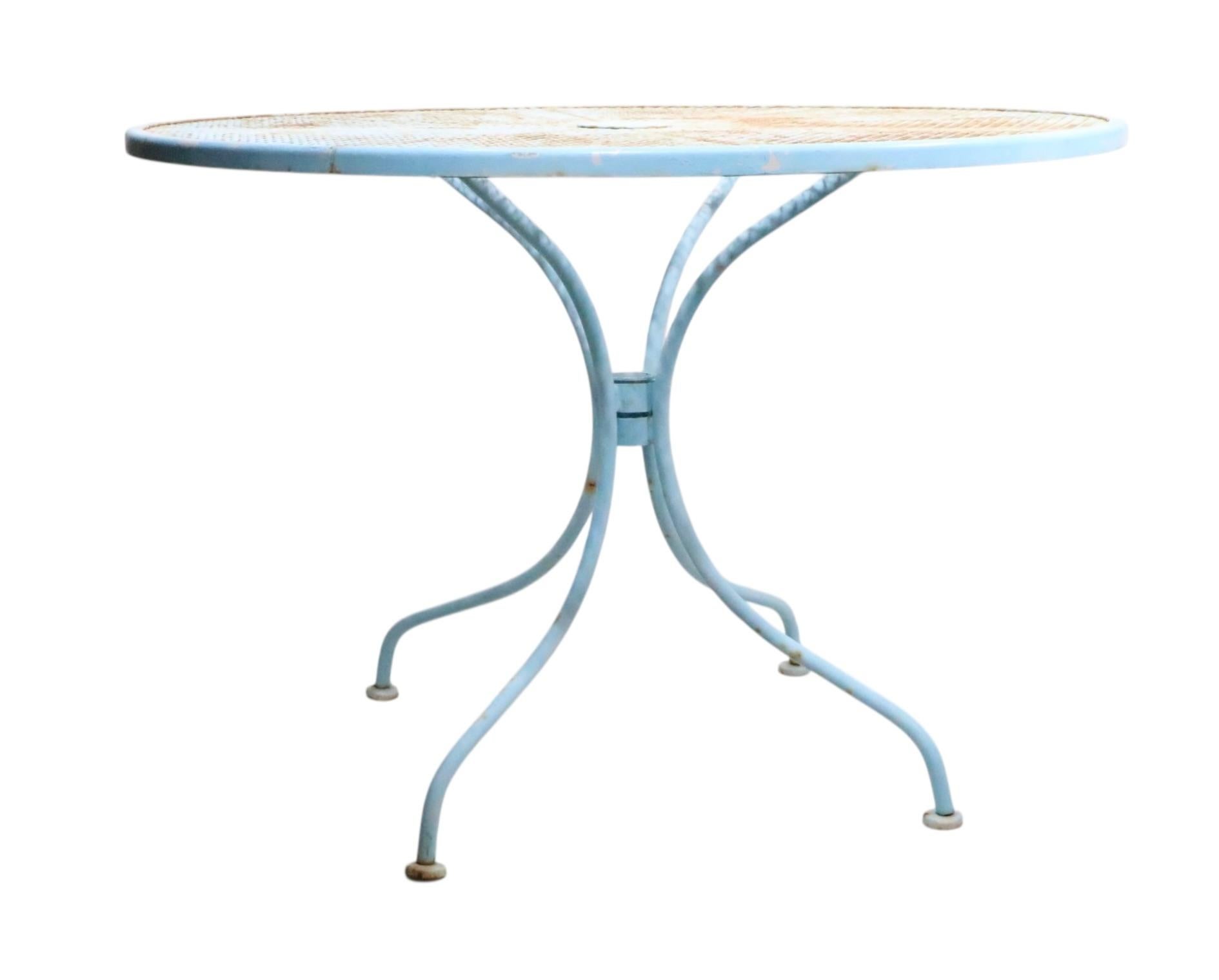 Americano Wrought Iron and Metal Mesh Garden Patio Poolside Table by Woodard in vendita