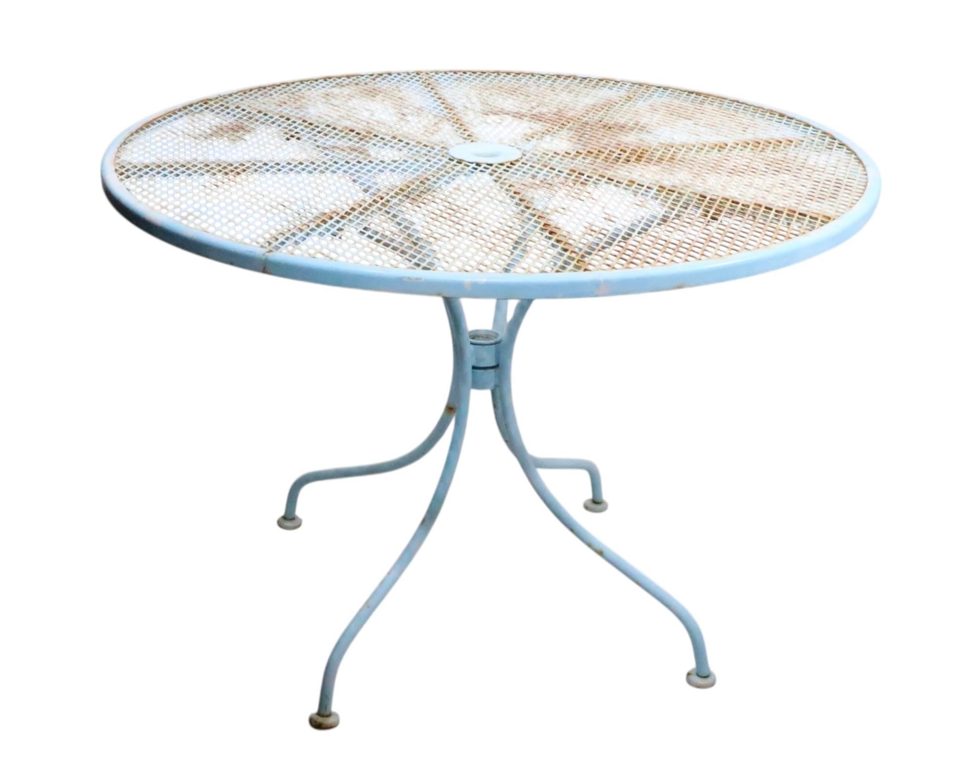 Wrought Iron and Metal Mesh Garden Patio Poolside Table by Woodard In condizioni buone in vendita a New York, NY