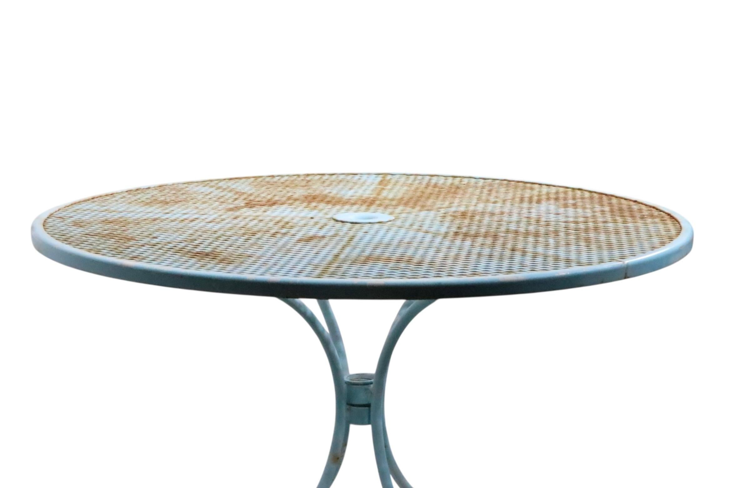 Ferro battuto Wrought Iron and Metal Mesh Garden Patio Poolside Table by Woodard in vendita