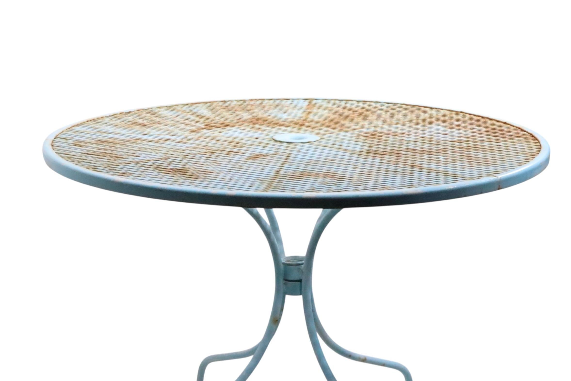 Wrought Iron and Metal Mesh Garden Patio Poolside Table by Woodard in vendita 1