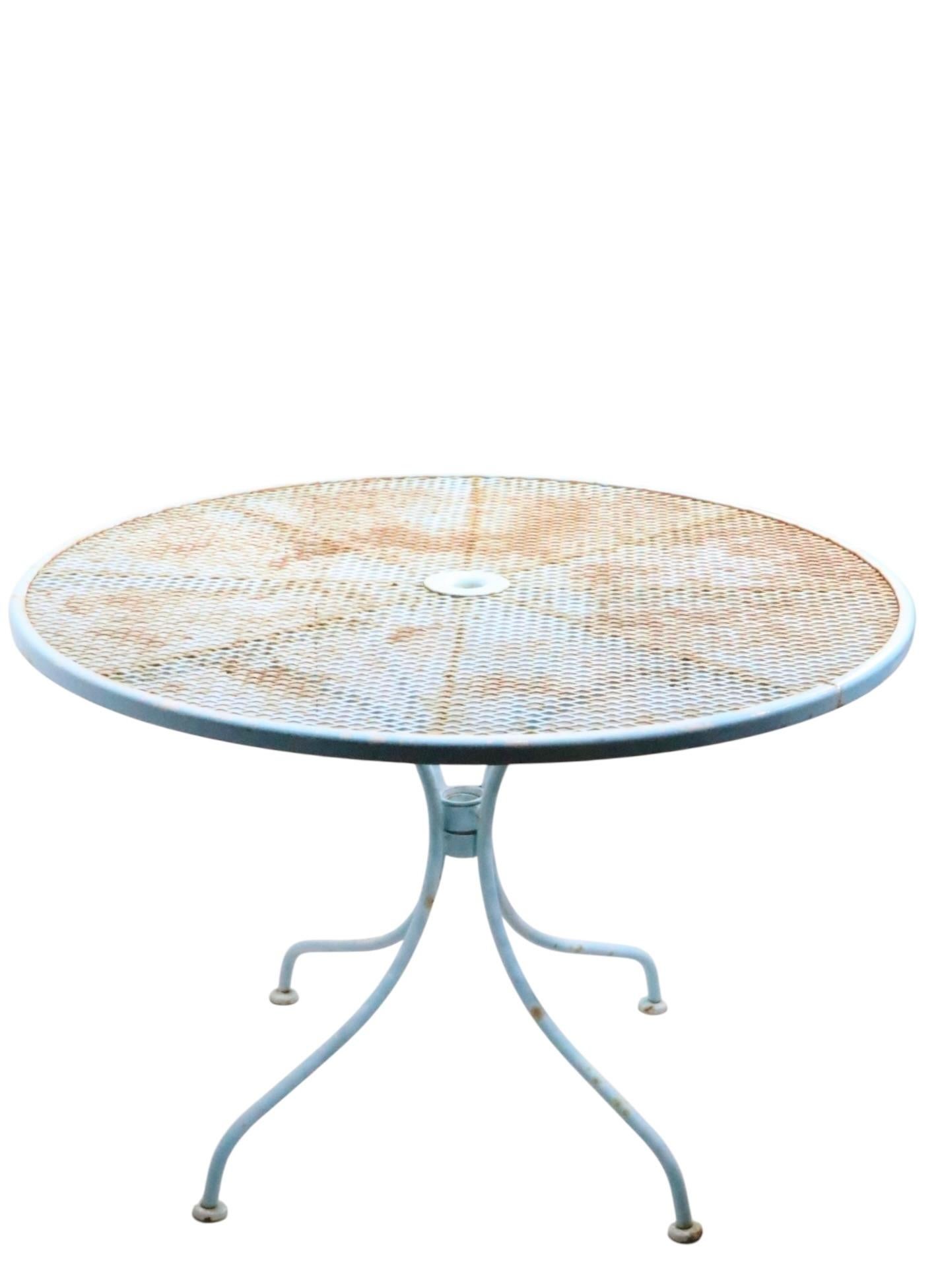 Wrought Iron and Metal Mesh Garden Patio Poolside Table by Woodard in vendita 2