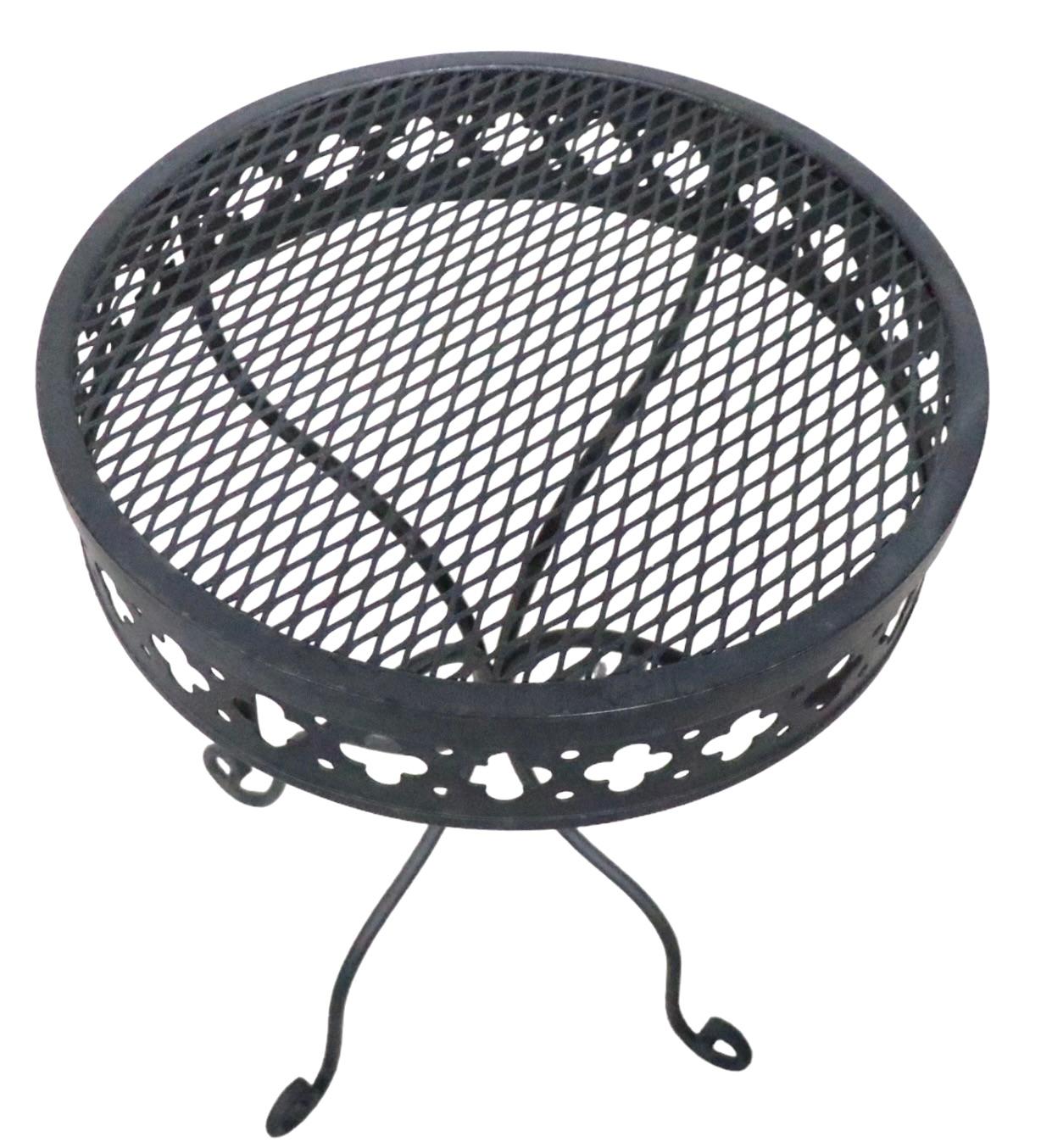 Wrought Iron and Metal Mesh Garden Patio Side End Table Taj Mahal by Salterini In Good Condition For Sale In New York, NY