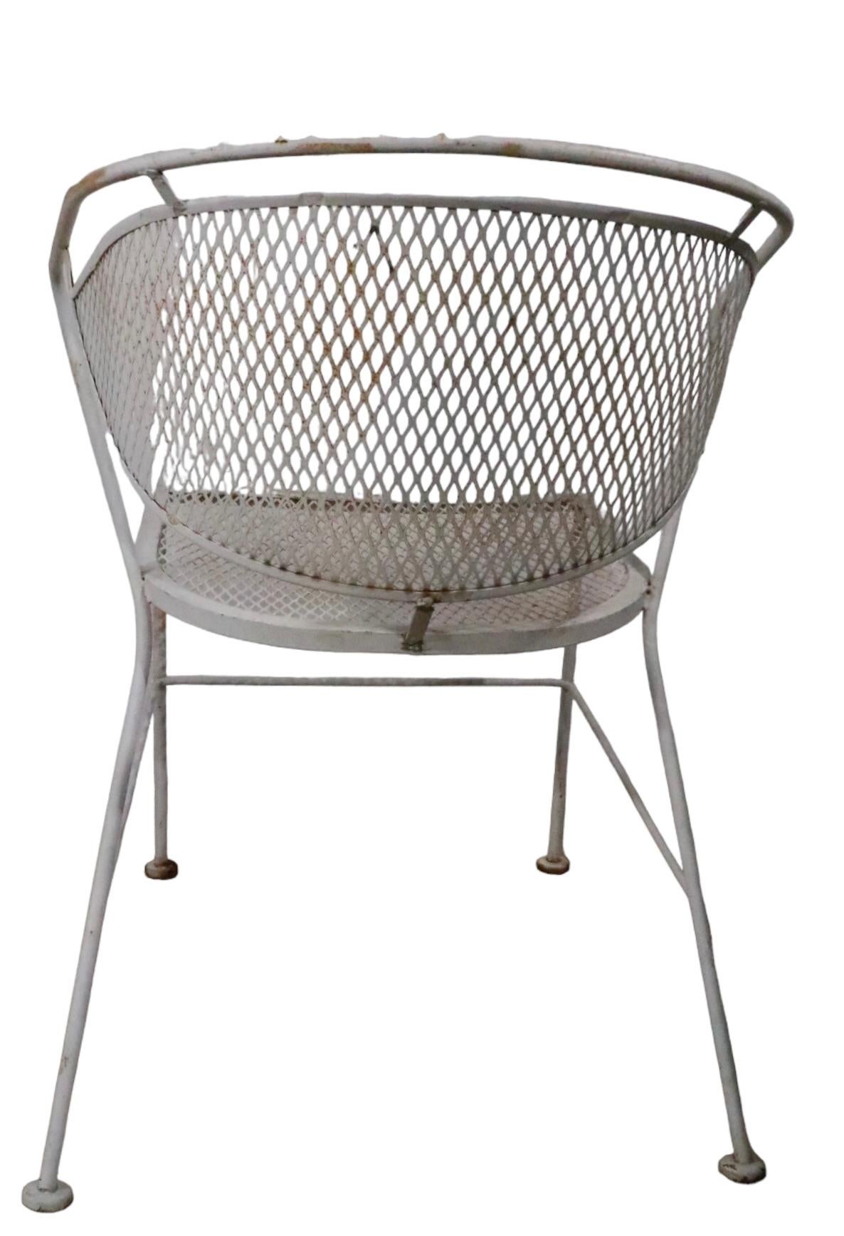 Américain Chaise de jardin en fer forgé et maille métallique, chaise de salle à manger par Salterini vers les années 1950 en vente