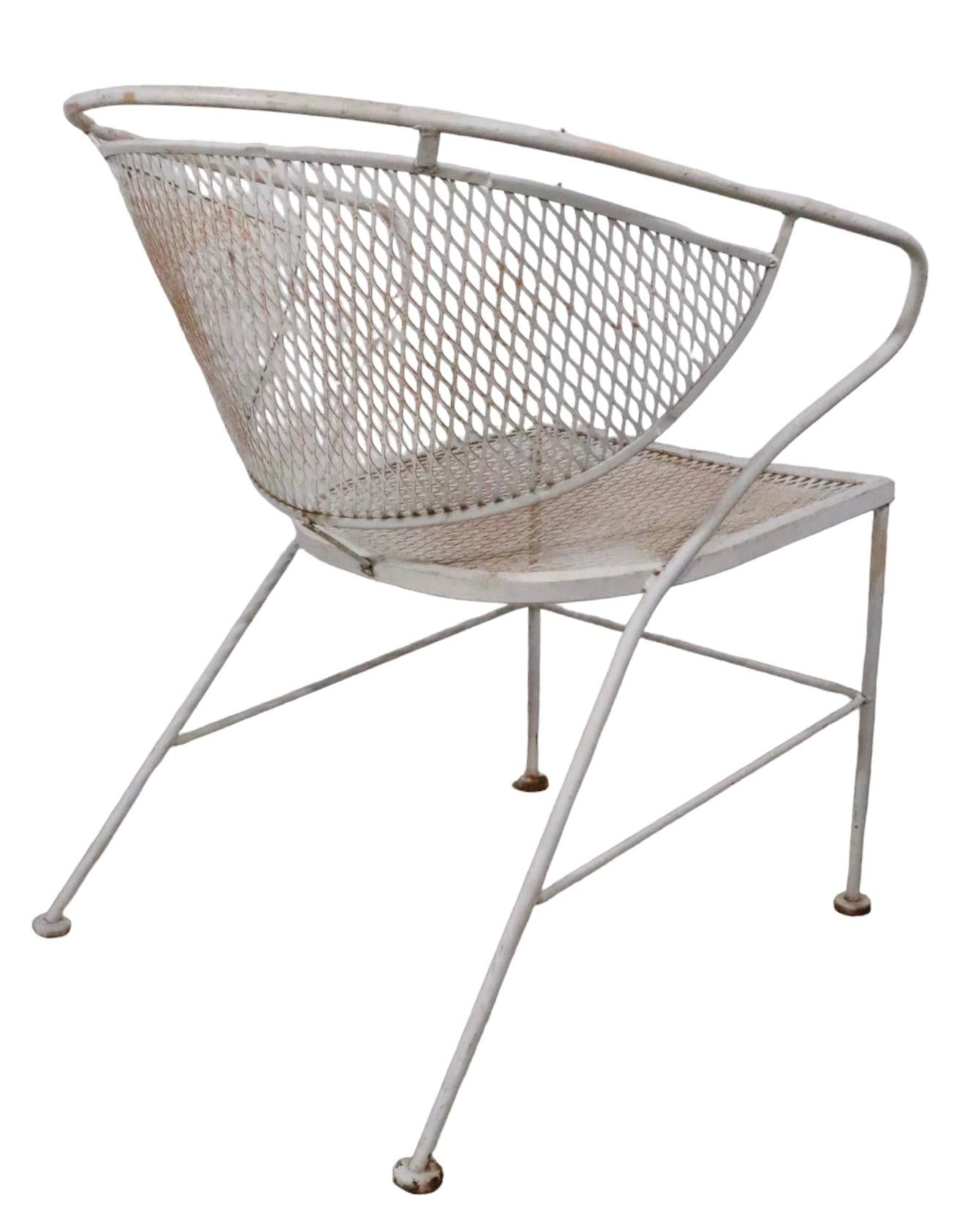 20ième siècle Chaise de jardin en fer forgé et maille métallique, chaise de salle à manger par Salterini vers les années 1950 en vente