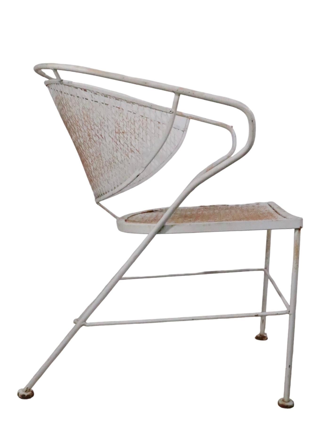 Chaise de jardin en fer forgé et maille métallique, chaise de salle à manger par Salterini vers les années 1950 en vente 2