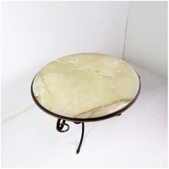 Table basse ronde en fer forgé et plateau en onyx par René Drouet, années 1940