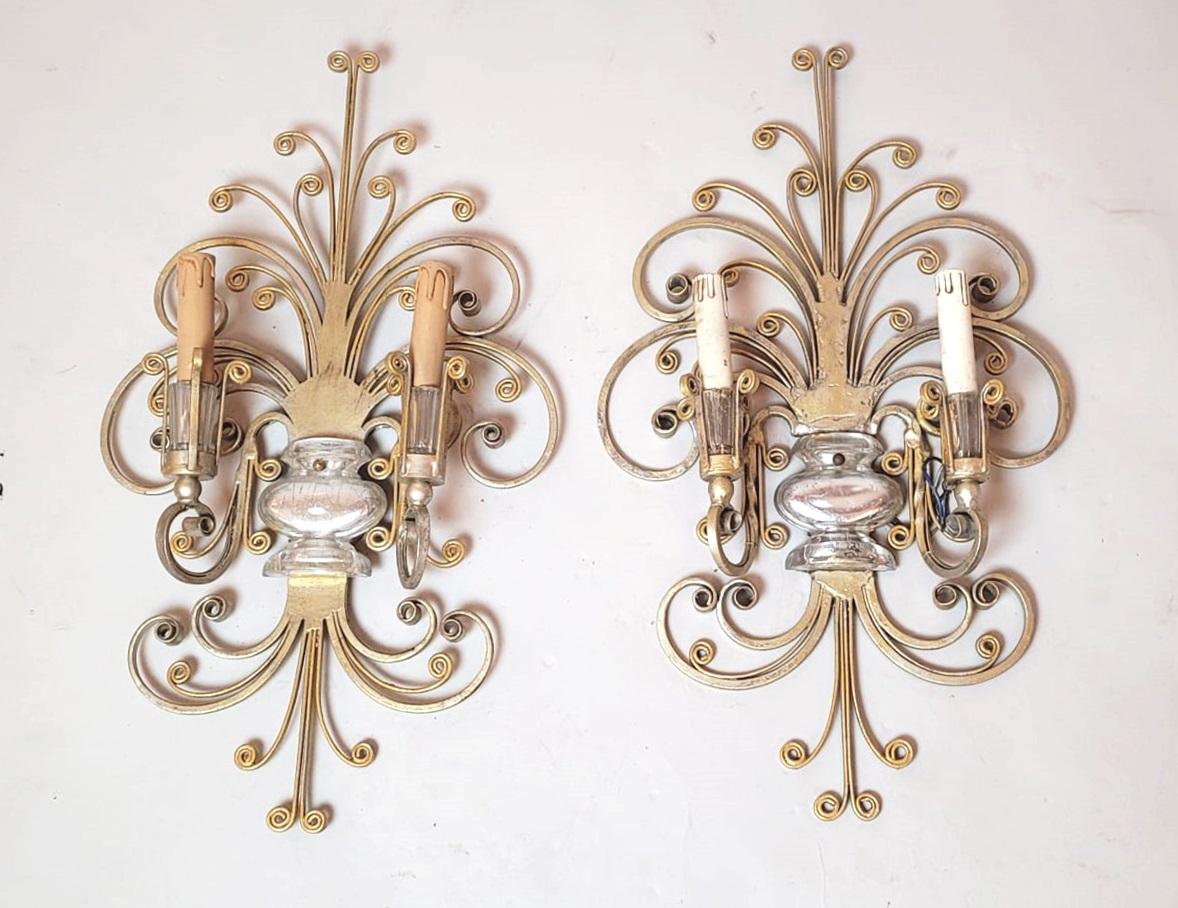 Francese Lampada da parete in ferro battuto e argento - Maison Baguès in vendita
