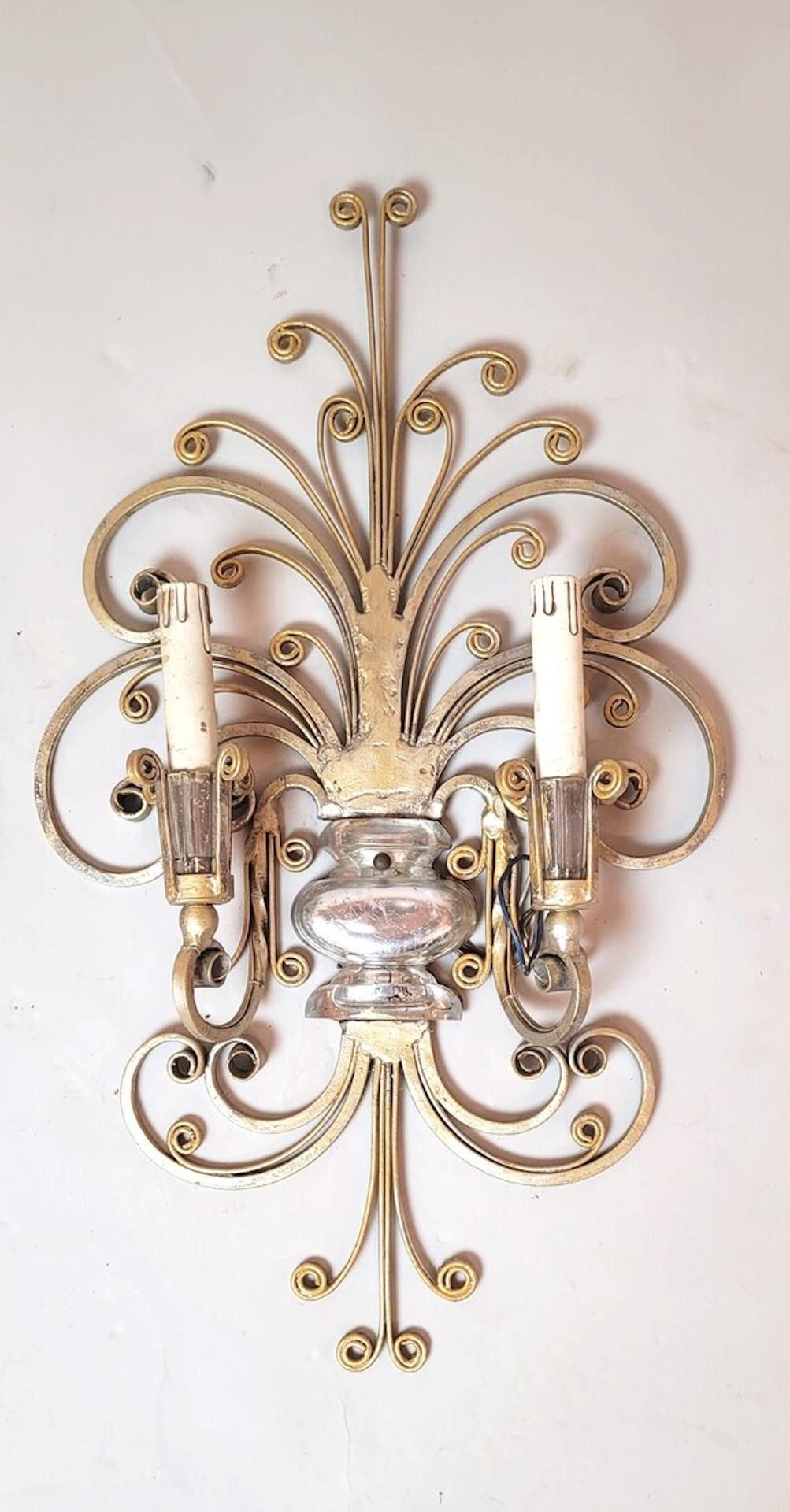 Dorato Lampada da parete in ferro battuto e argento - Maison Baguès in vendita