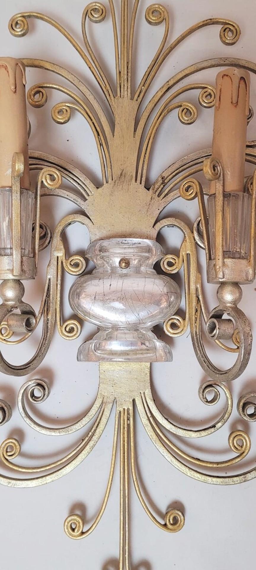 Metà XX secolo Lampada da parete in ferro battuto e argento - Maison Baguès in vendita