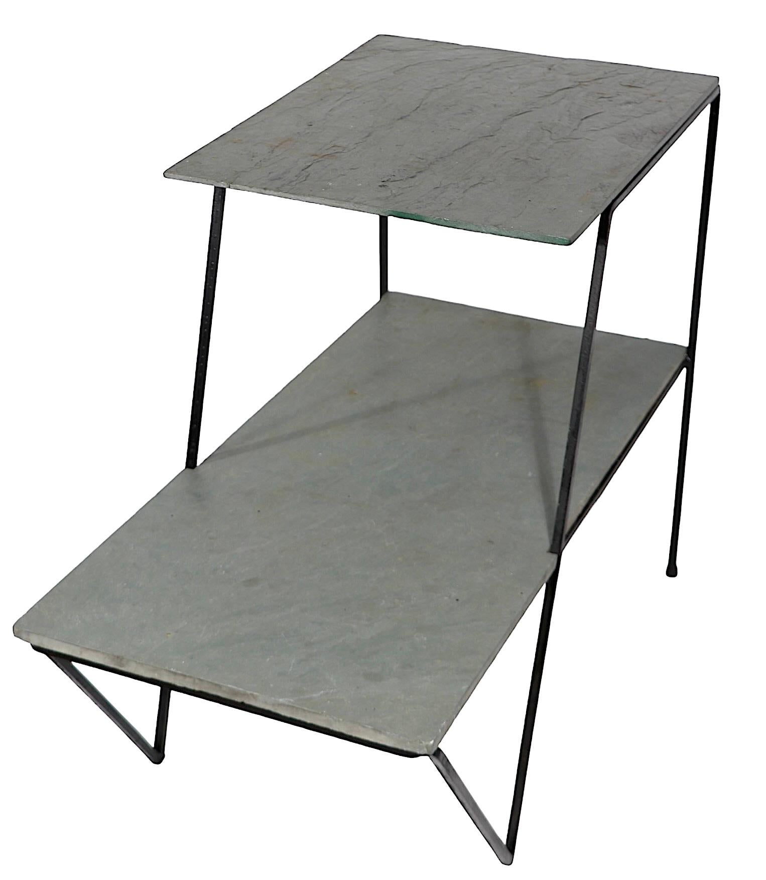 Américain Table d'appoint en fer forgé et ardoise Mid Century Plant Stand after Avard en vente