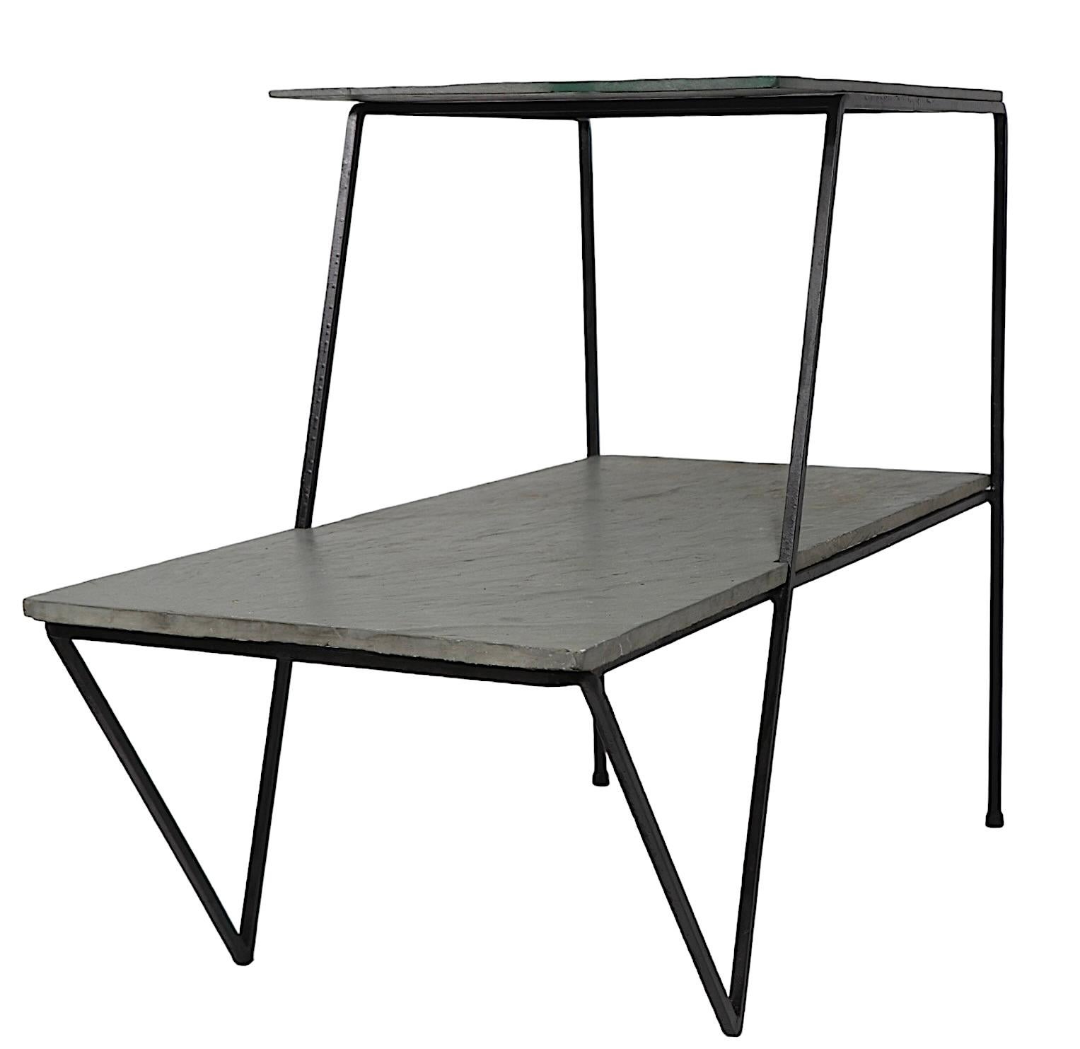 Table d'appoint en fer forgé et ardoise Mid Century Plant Stand after Avard Bon état - En vente à New York, NY