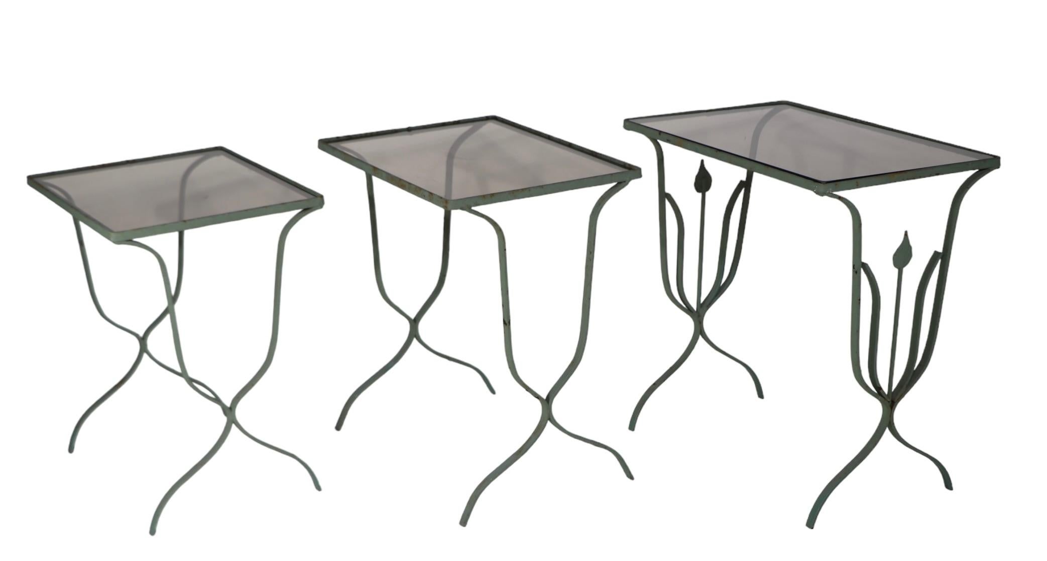Ensemble de trois tables de chevet de jardin et de tables de patio en fer forgé et verre teinté  en vente 3