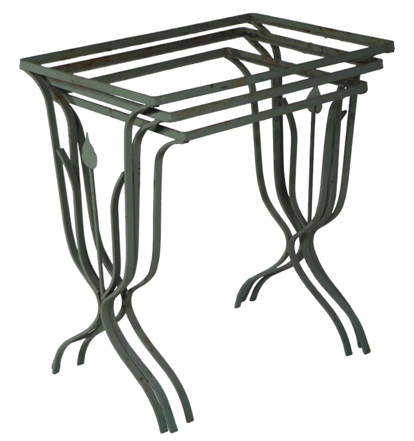 Art déco Ensemble de trois tables de chevet de jardin et de tables de patio en fer forgé et verre teinté  en vente