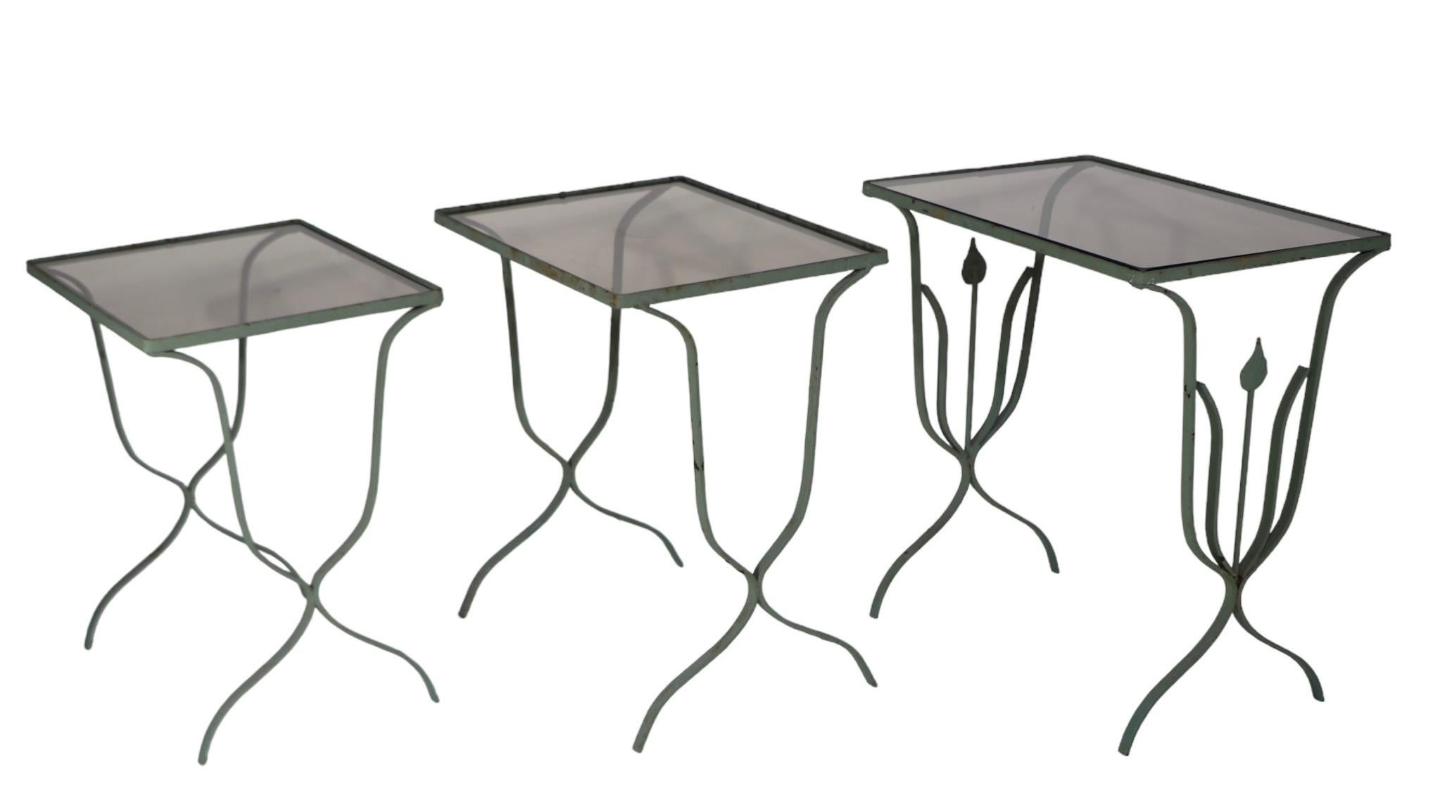 Américain Ensemble de trois tables de chevet de jardin et de tables de patio en fer forgé et verre teinté  en vente