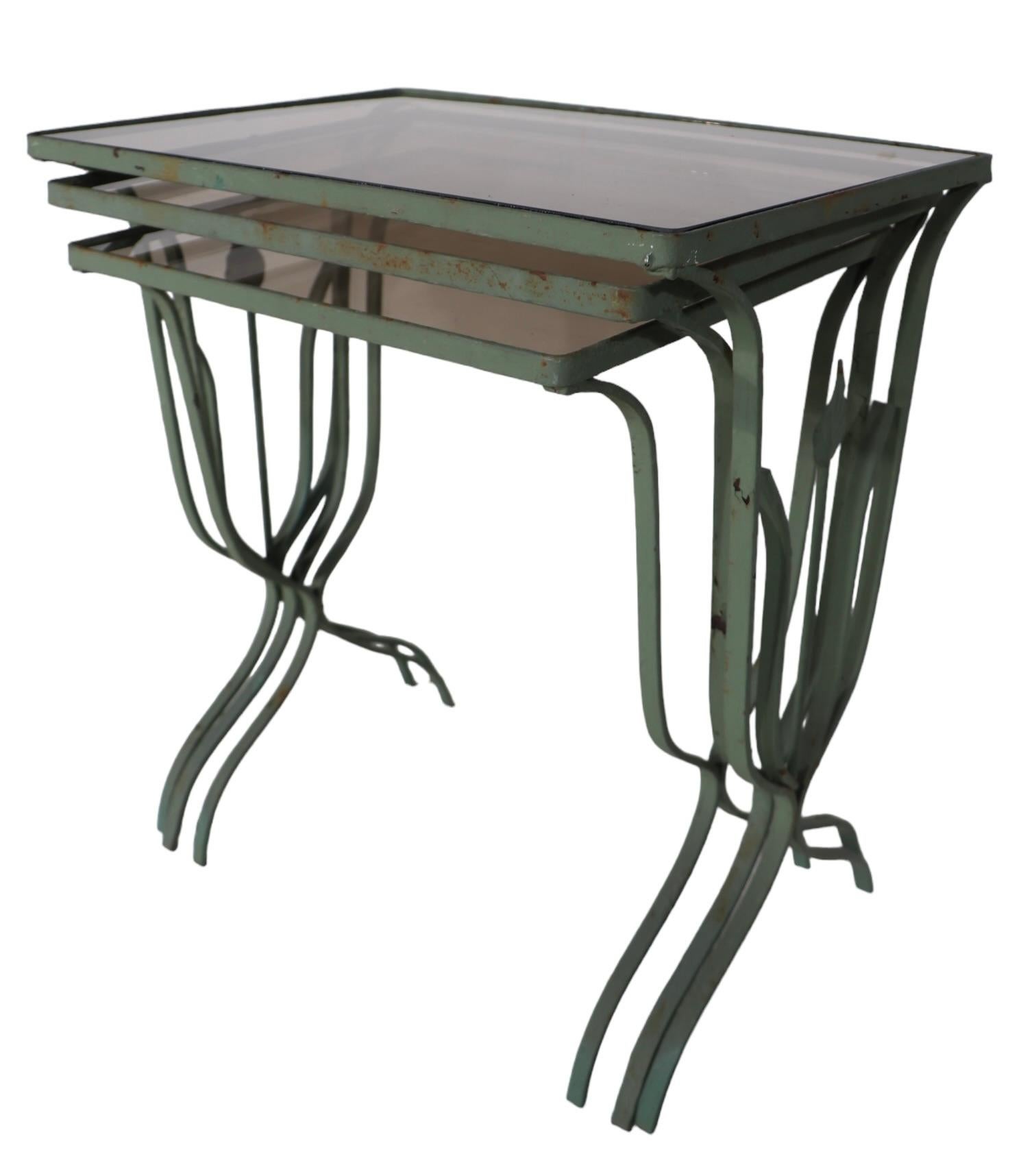 Ensemble de trois tables de chevet de jardin et de tables de patio en fer forgé et verre teinté  Bon état - En vente à New York, NY