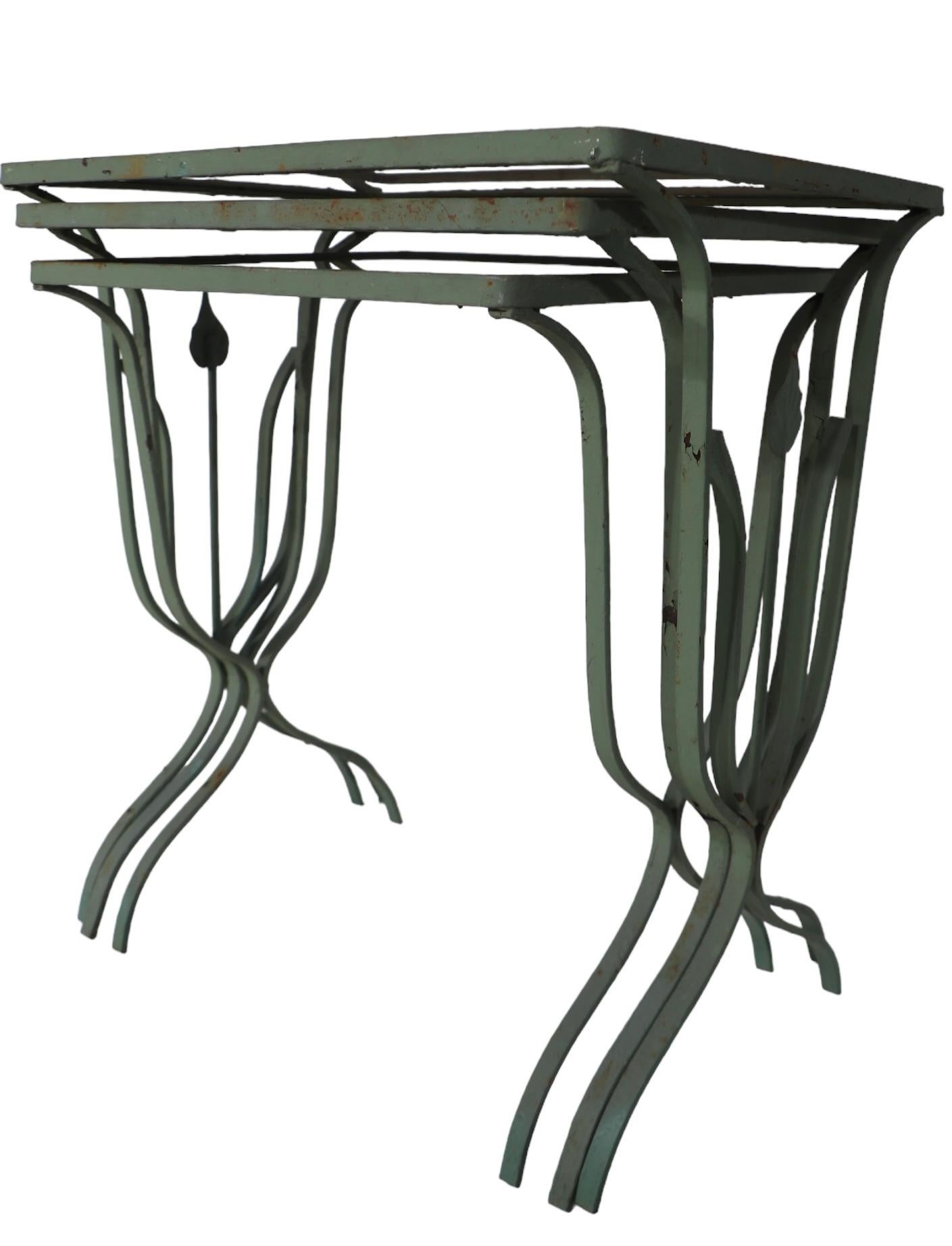 20ième siècle Ensemble de trois tables de chevet de jardin et de tables de patio en fer forgé et verre teinté  en vente