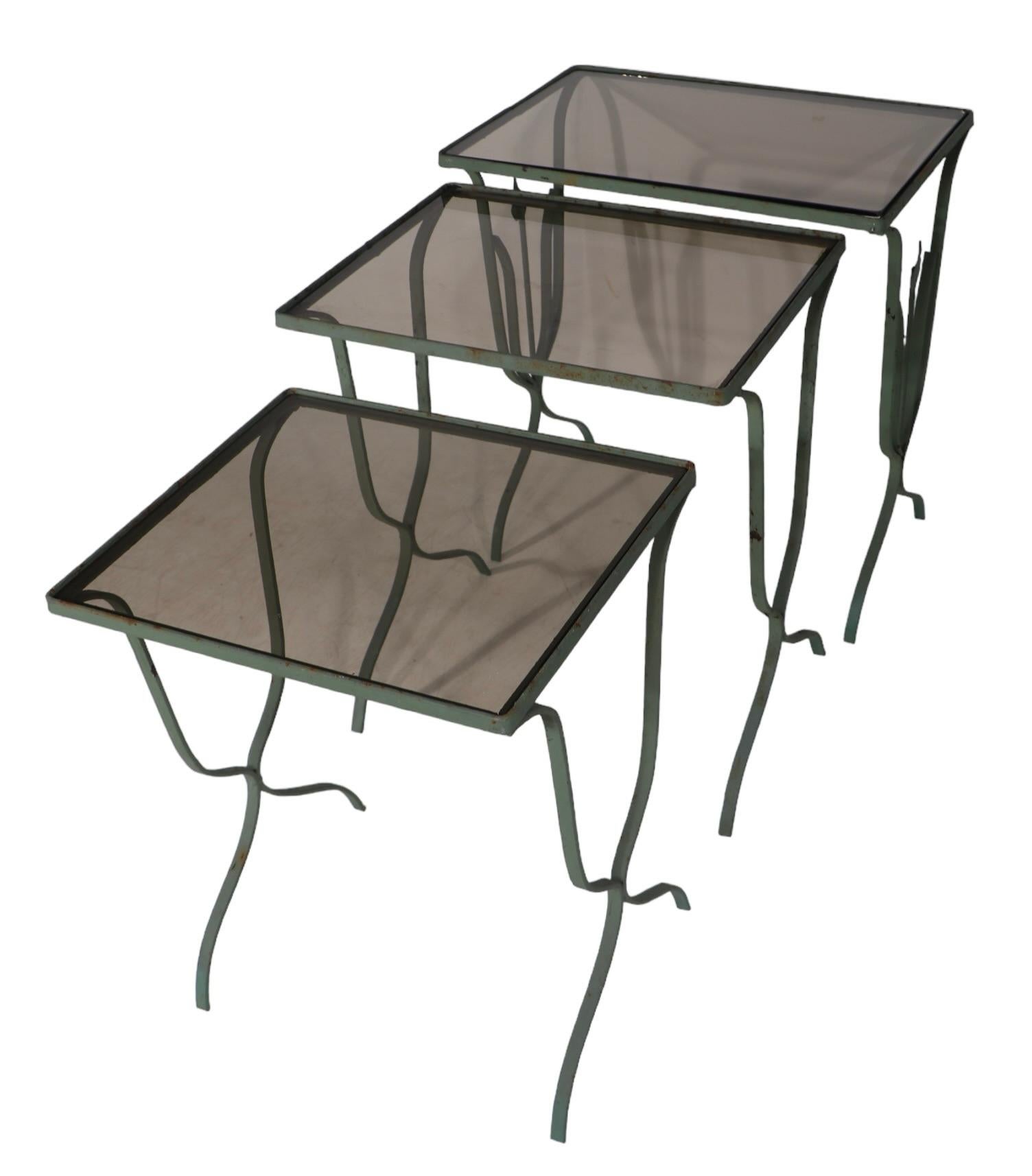 Ensemble de trois tables de chevet de jardin et de tables de patio en fer forgé et verre teinté  en vente 1