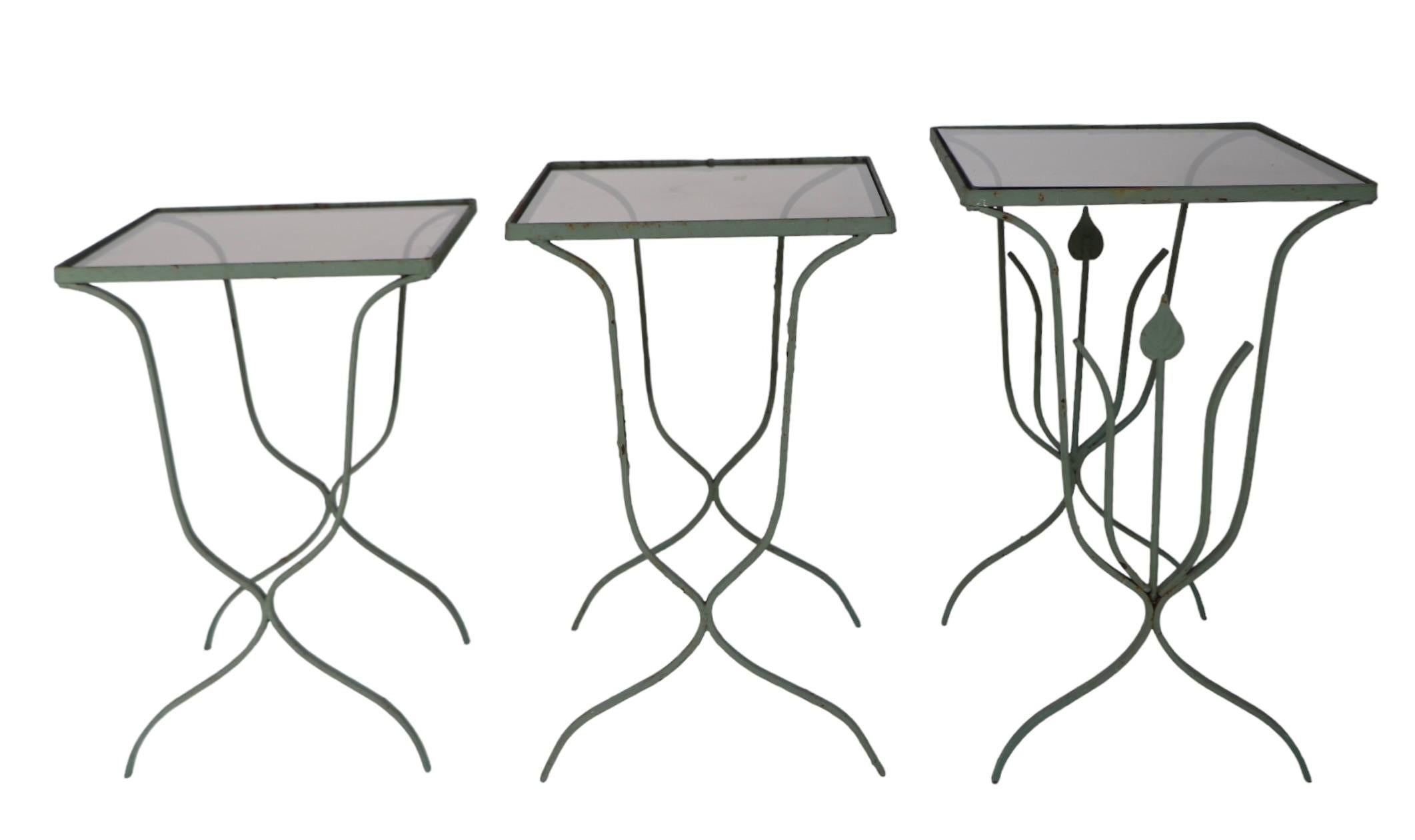 Ensemble de trois tables de chevet de jardin et de tables de patio en fer forgé et verre teinté  en vente 2
