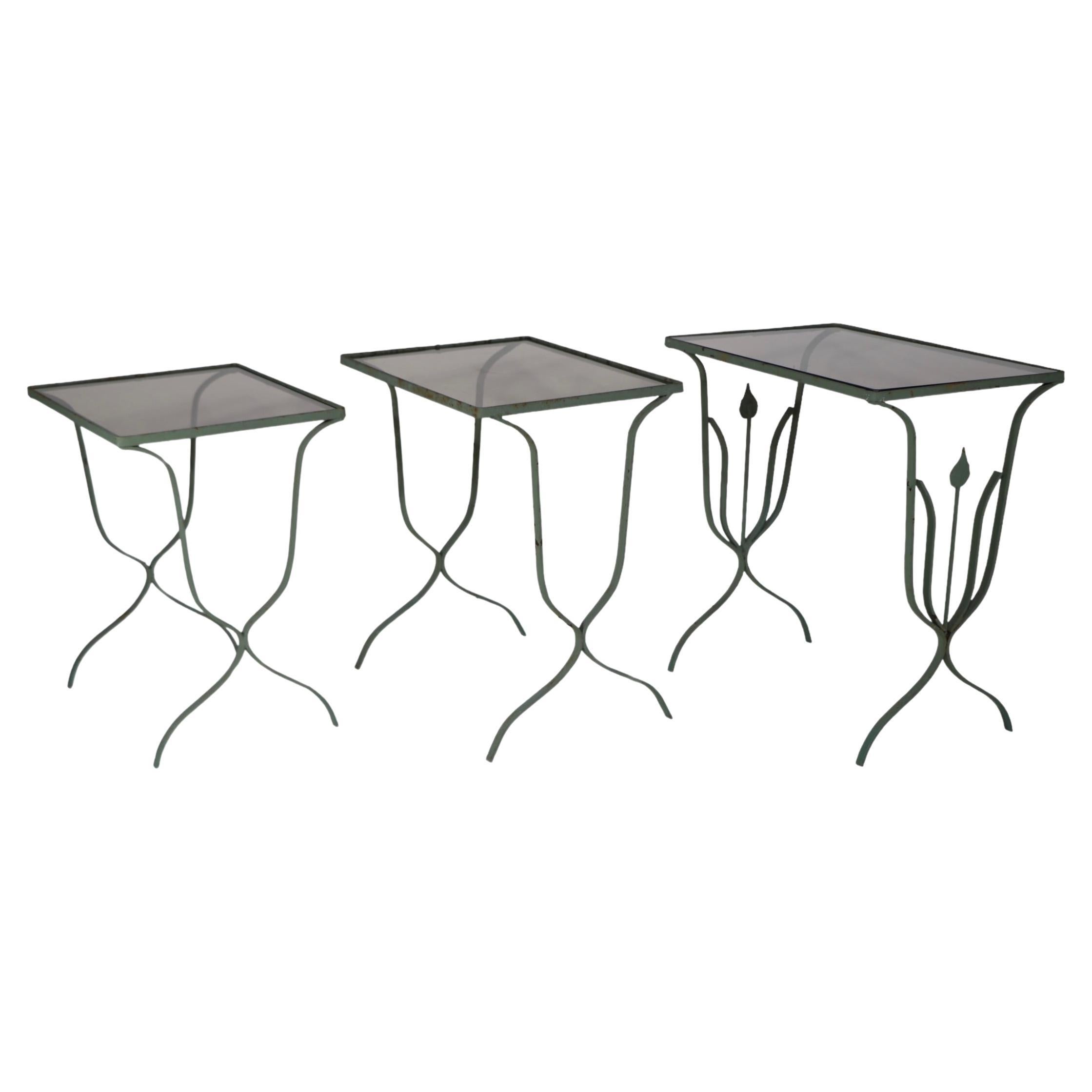Ensemble de trois tables de chevet de jardin et de tables de patio en fer forgé et verre teinté  en vente