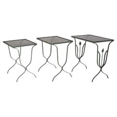 Ensemble de trois tables de chevet de jardin et de tables de patio en fer forgé et verre teinté 