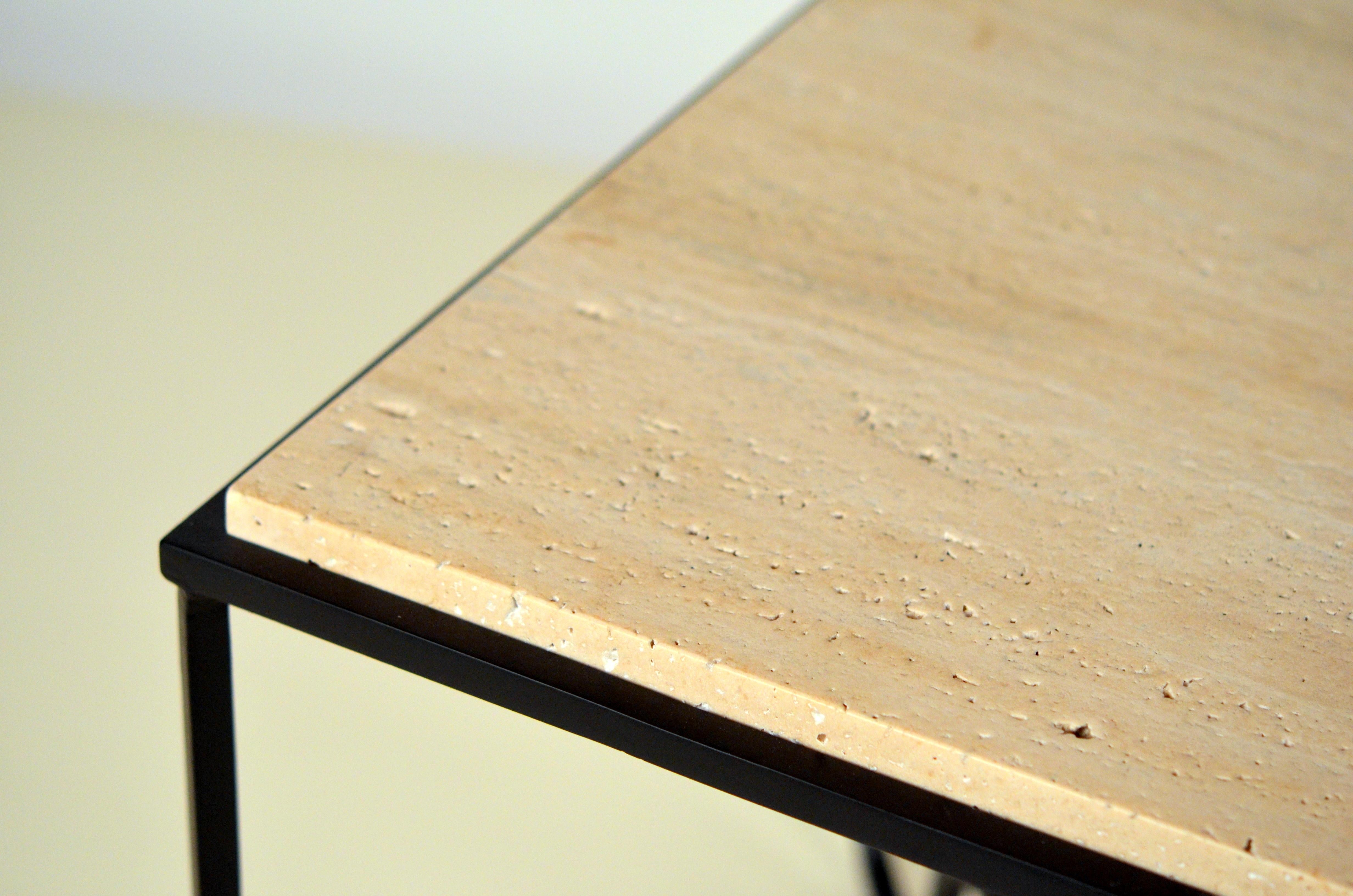 Noirci Table d'appoint 'Entretoise' en fer forgé et travertin de Design Frères en vente