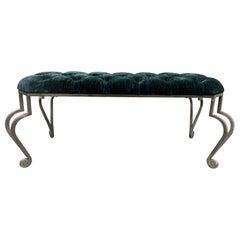 Banc en fer forgé et tissu bouclé style Maison Ramsay