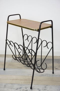 Table d'appoint en fer forgé et bois avec porte-revues des années 1950