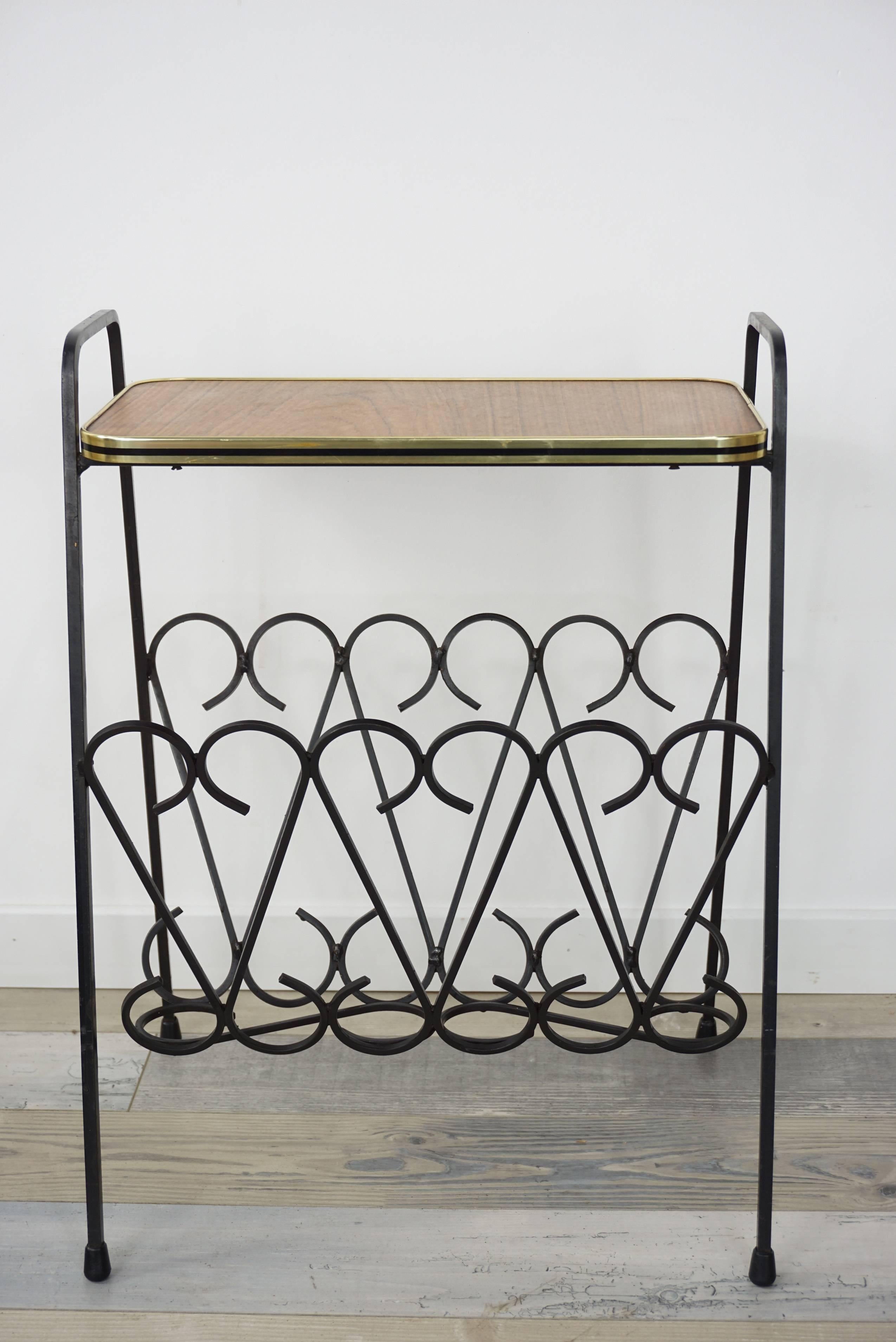 Wrought Iron and Wood Side Table with Magazine Rack from the 1950s In Good Condition For Sale In Tourcoing, FR