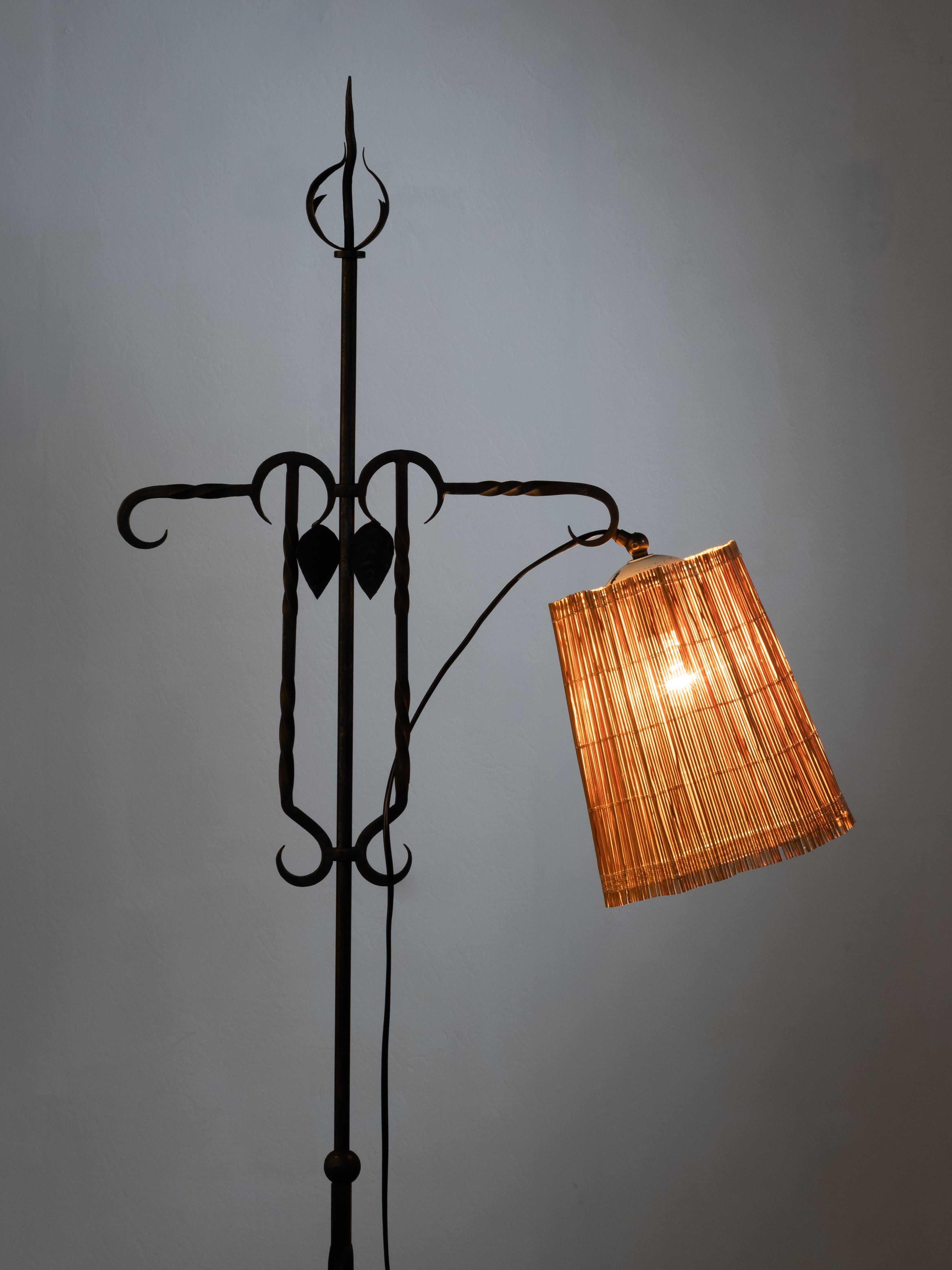 Lámpara de pie de hierro forjado y pizarra de madera de Hakkarainen, Finlandia, años 30 en venta 9