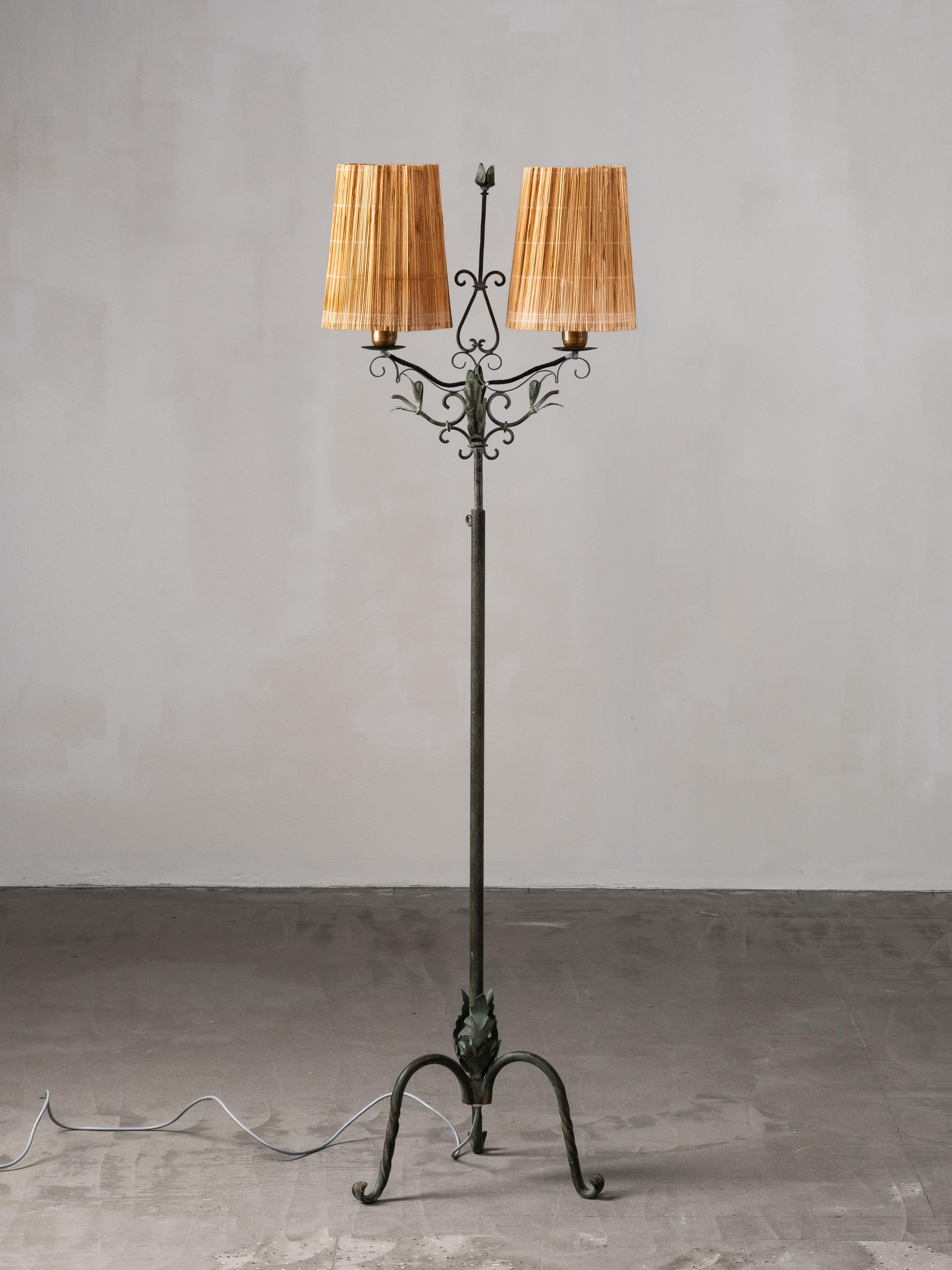 Rare lampadaire en fer forgé finlandais des années 1930 par Taidetakomo Hakkarainen. Cette pièce expressive allie un savoir-faire rustique à des détails décoratifs élégants : des volutes forgées à la main, des éléments de feuilles stylisés et une