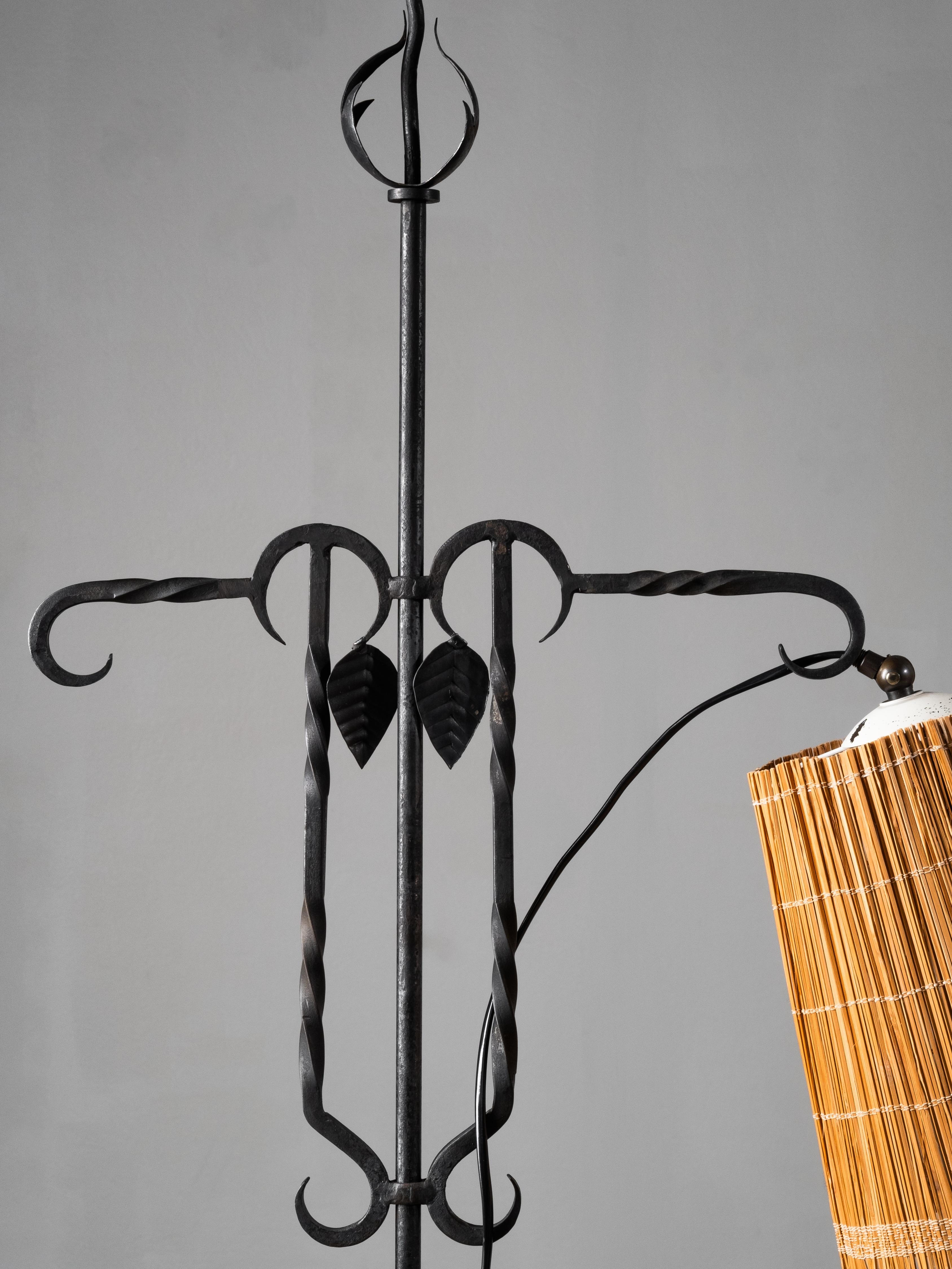 Lámpara de pie de hierro forjado y pizarra de madera de Hakkarainen, Finlandia, años 30 Moderno de mediados de siglo en venta