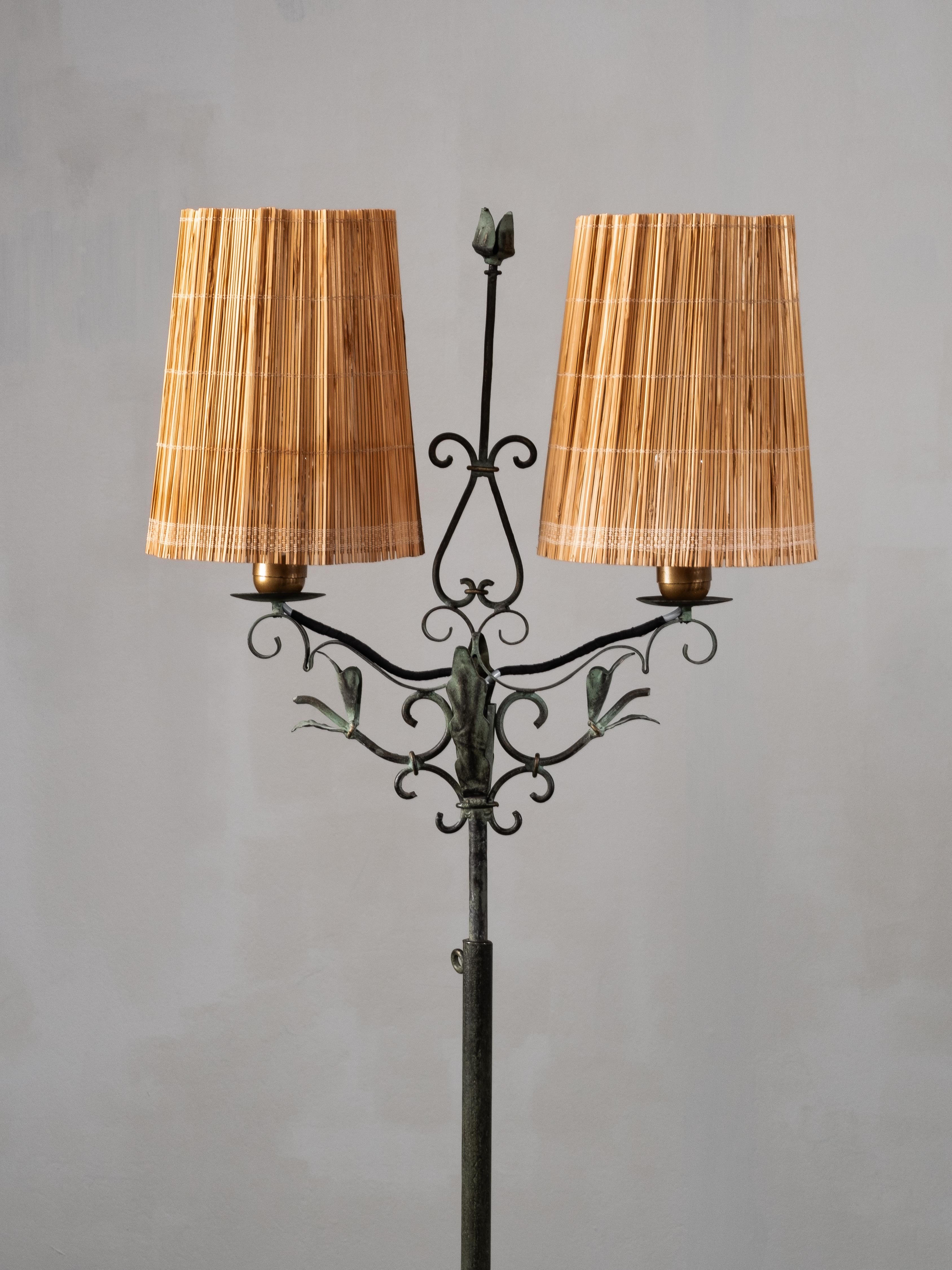 Gothique Lampadaire en fer forgé et en ardoise de bois par Hakkarainen, Finlande, années 1930 en vente