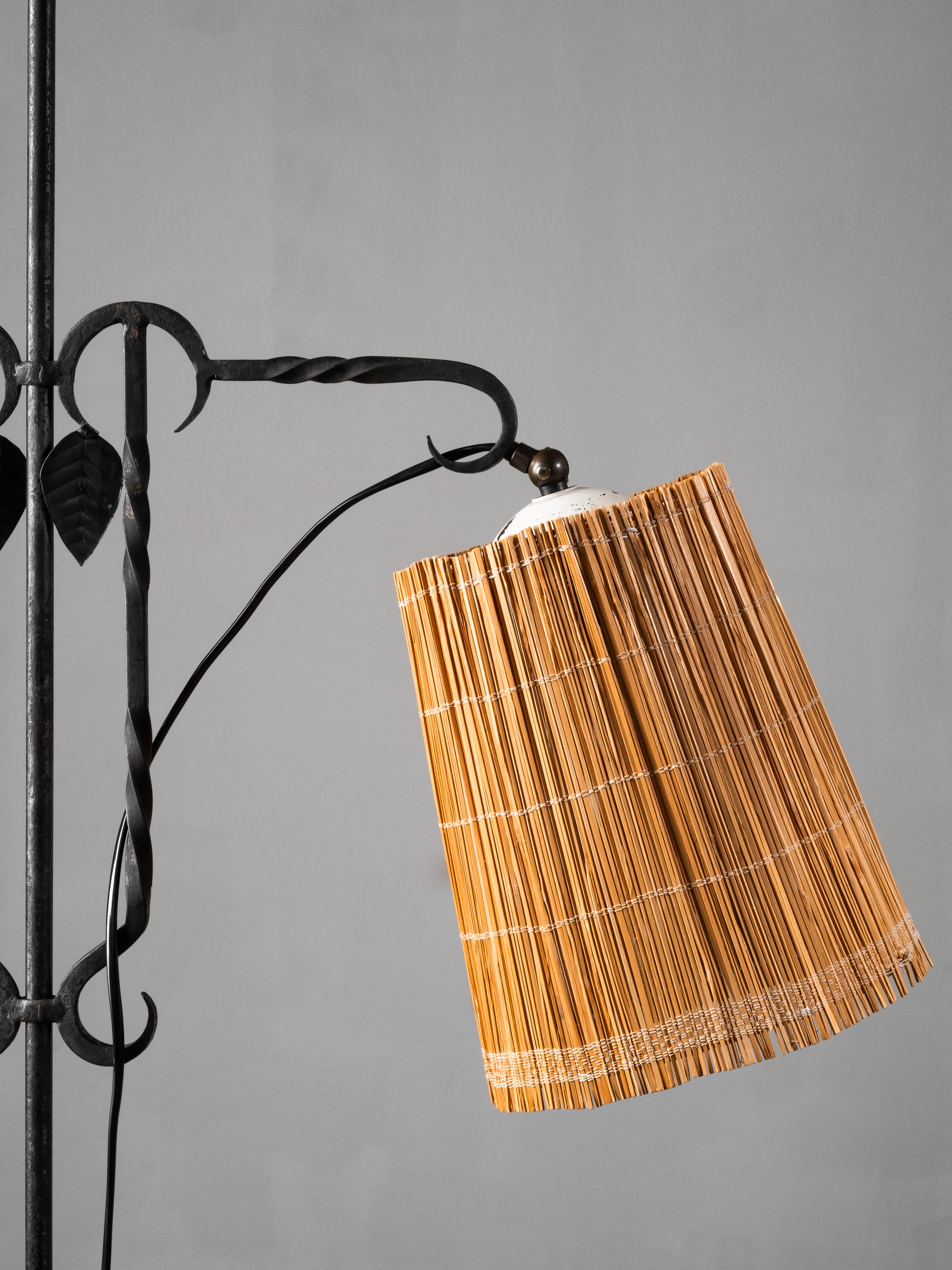 Lámpara de pie de hierro forjado y pizarra de madera de Hakkarainen, Finlandia, años 30 Finlandés en venta