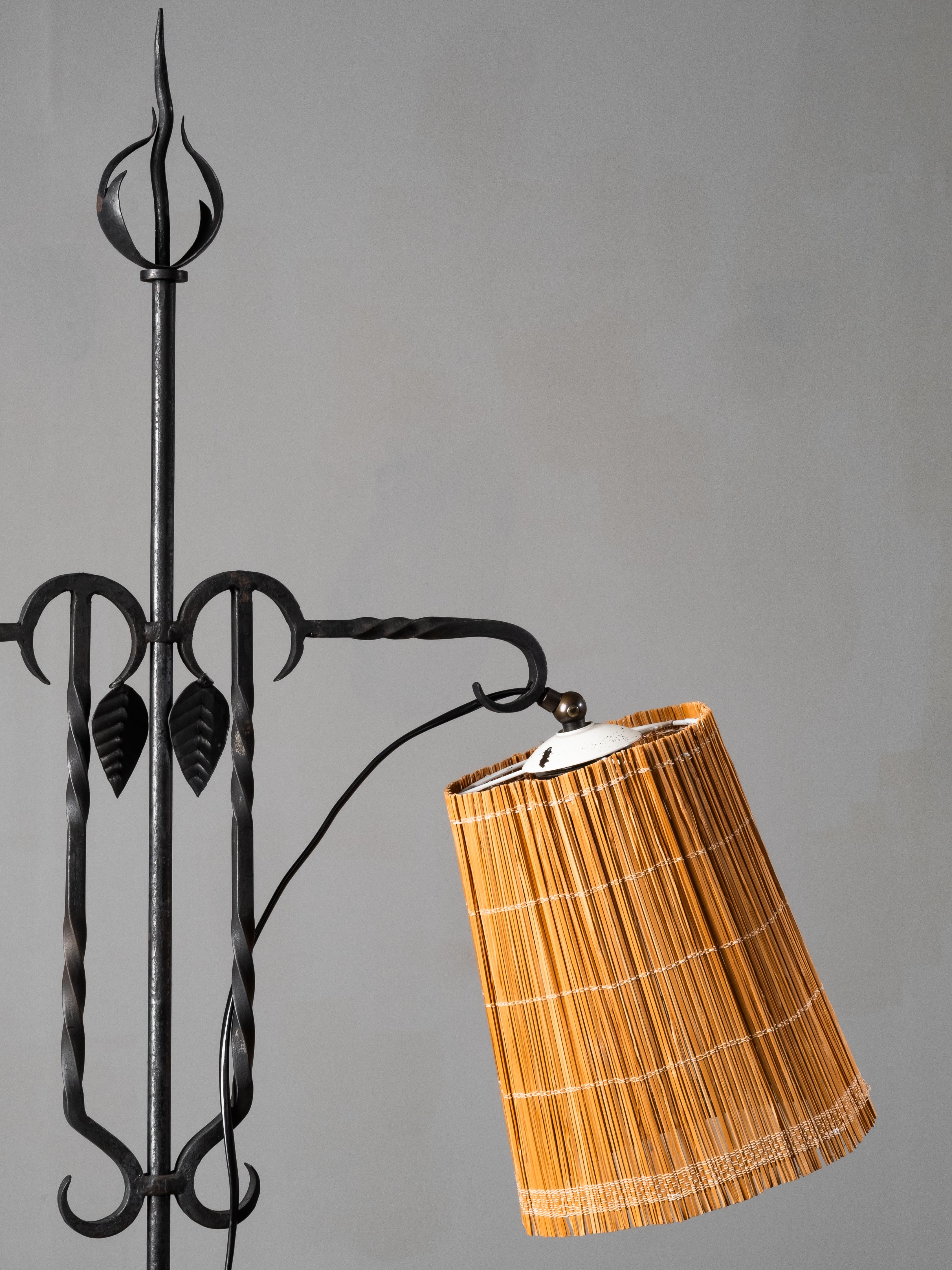 Lámpara de pie de hierro forjado y pizarra de madera de Hakkarainen, Finlandia, años 30 en Bueno estado para la venta en Karis, Nyland