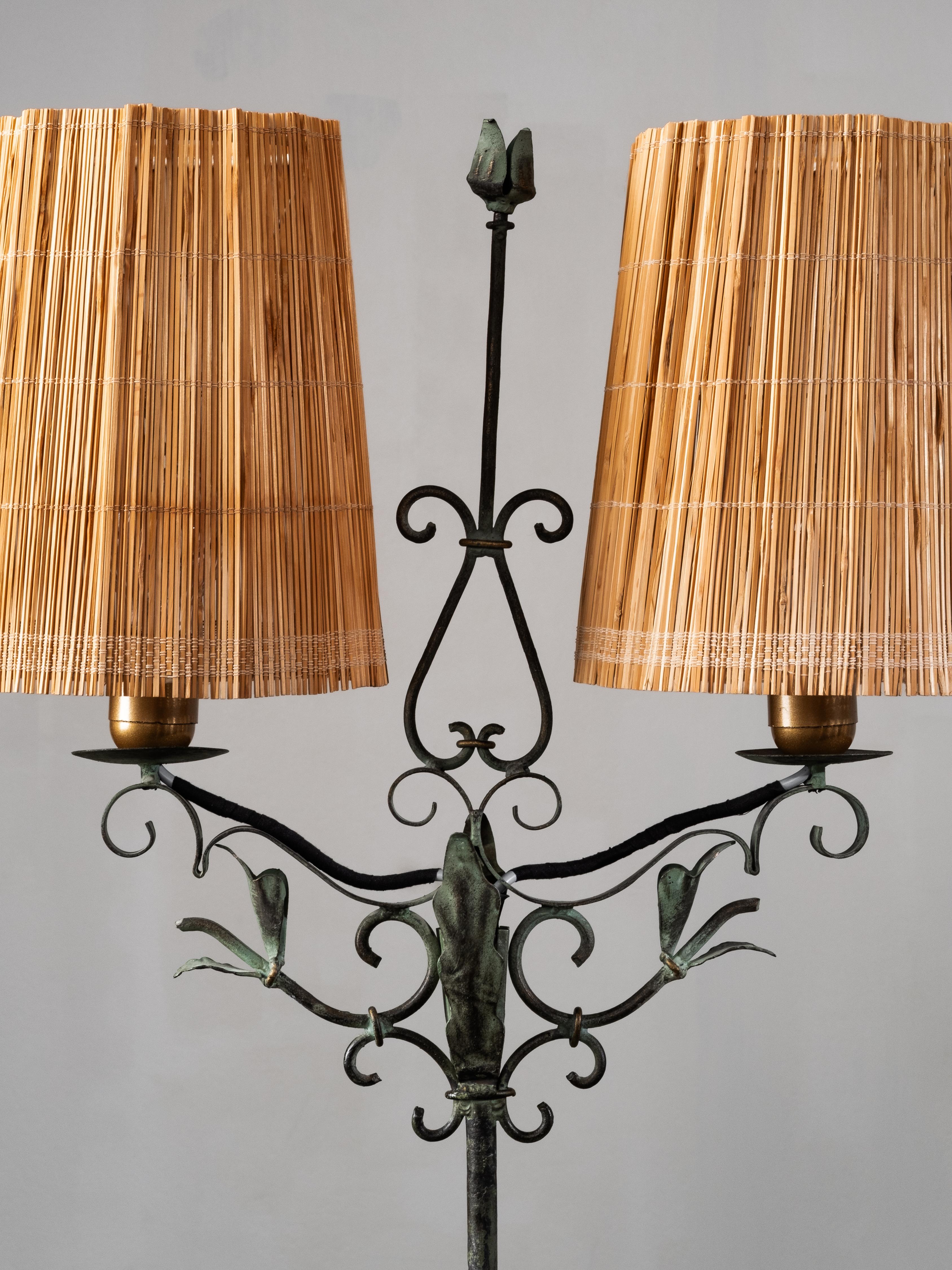 Lampadaire en fer forgé et en ardoise de bois par Hakkarainen, Finlande, années 1930 Bon état - En vente à Karis, Nyland