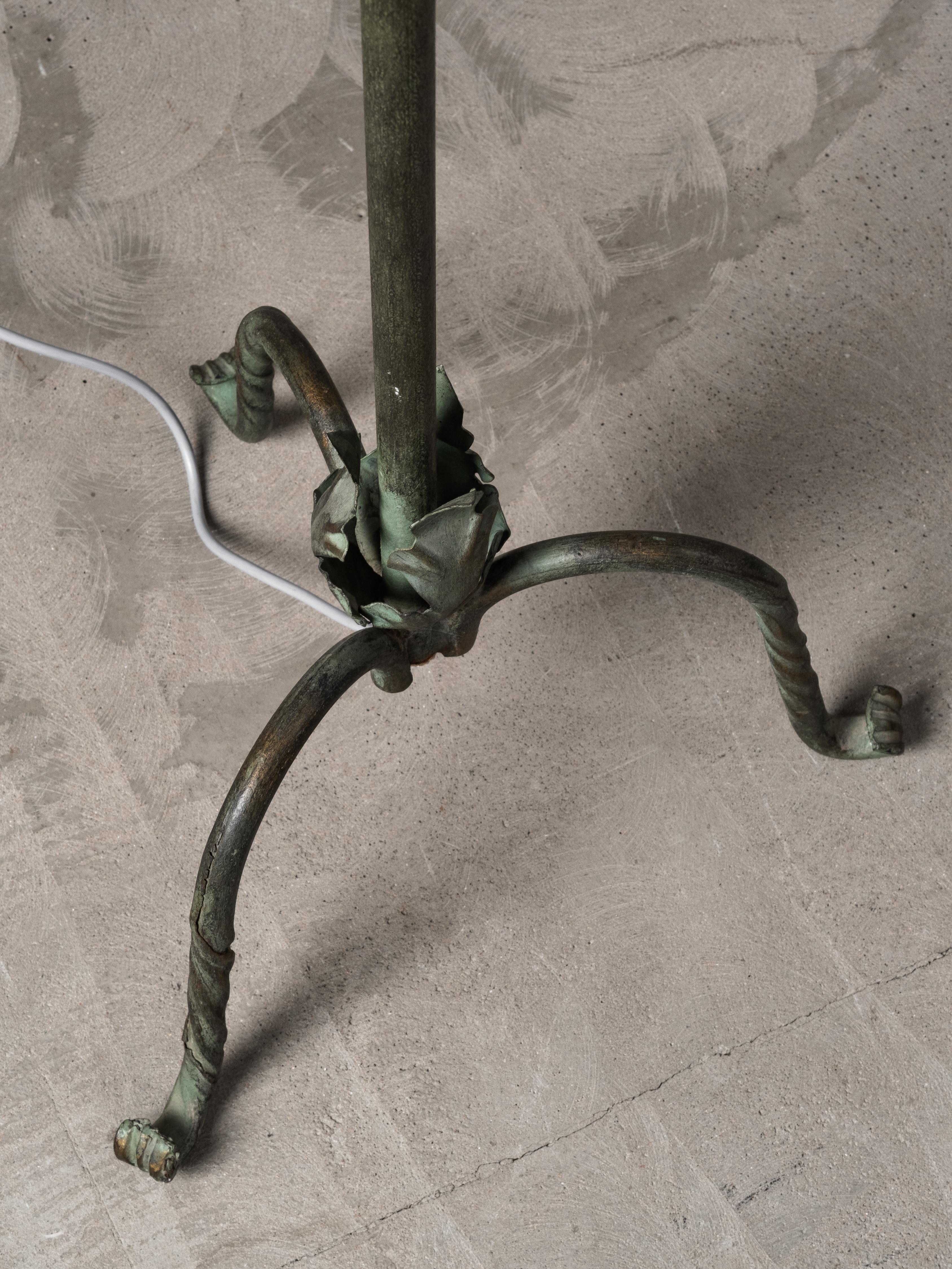 20ième siècle Lampadaire en fer forgé et en ardoise de bois par Hakkarainen, Finlande, années 1930 en vente