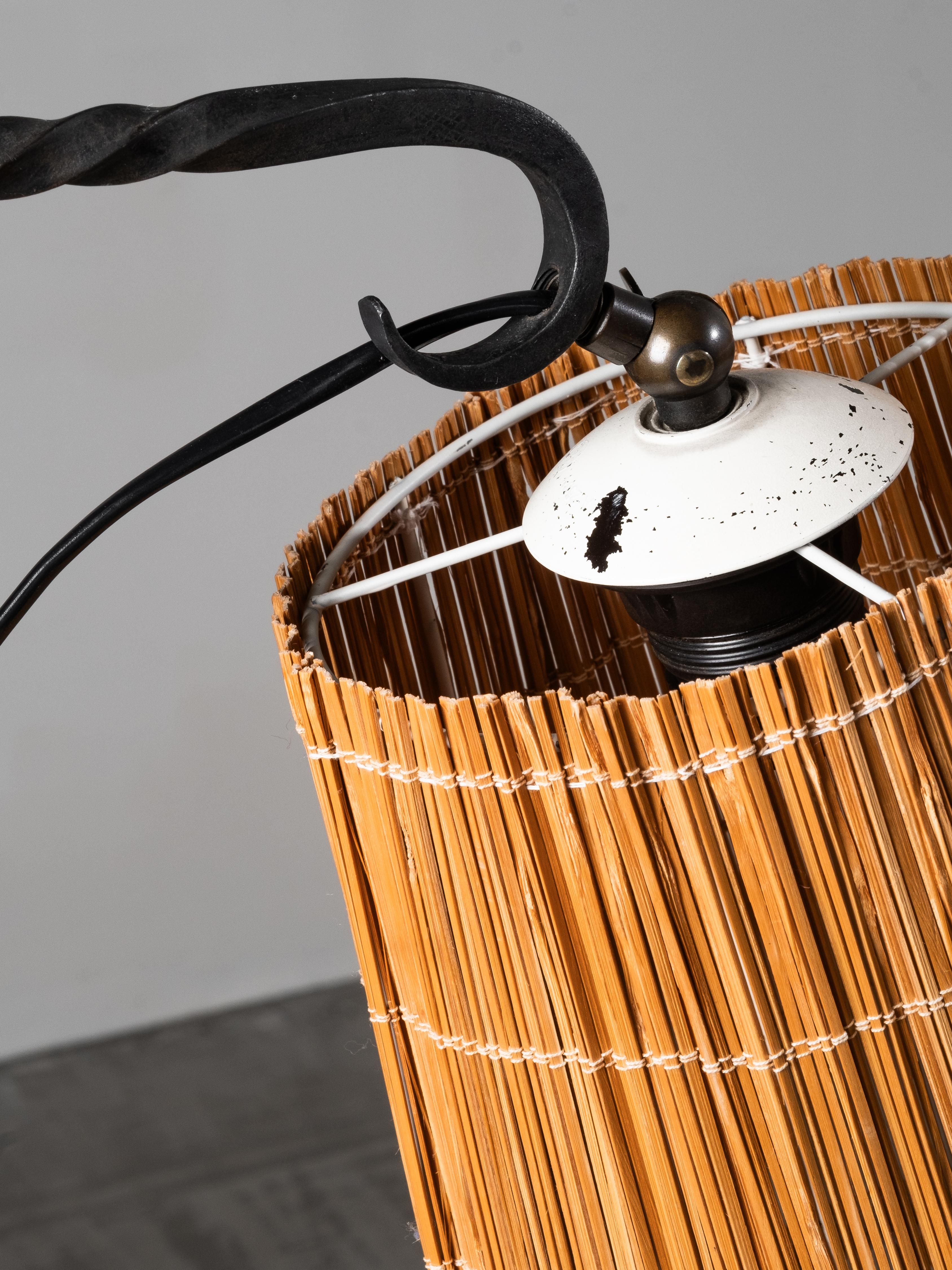 Lámpara de pie de hierro forjado y pizarra de madera de Hakkarainen, Finlandia, años 30 en venta 2