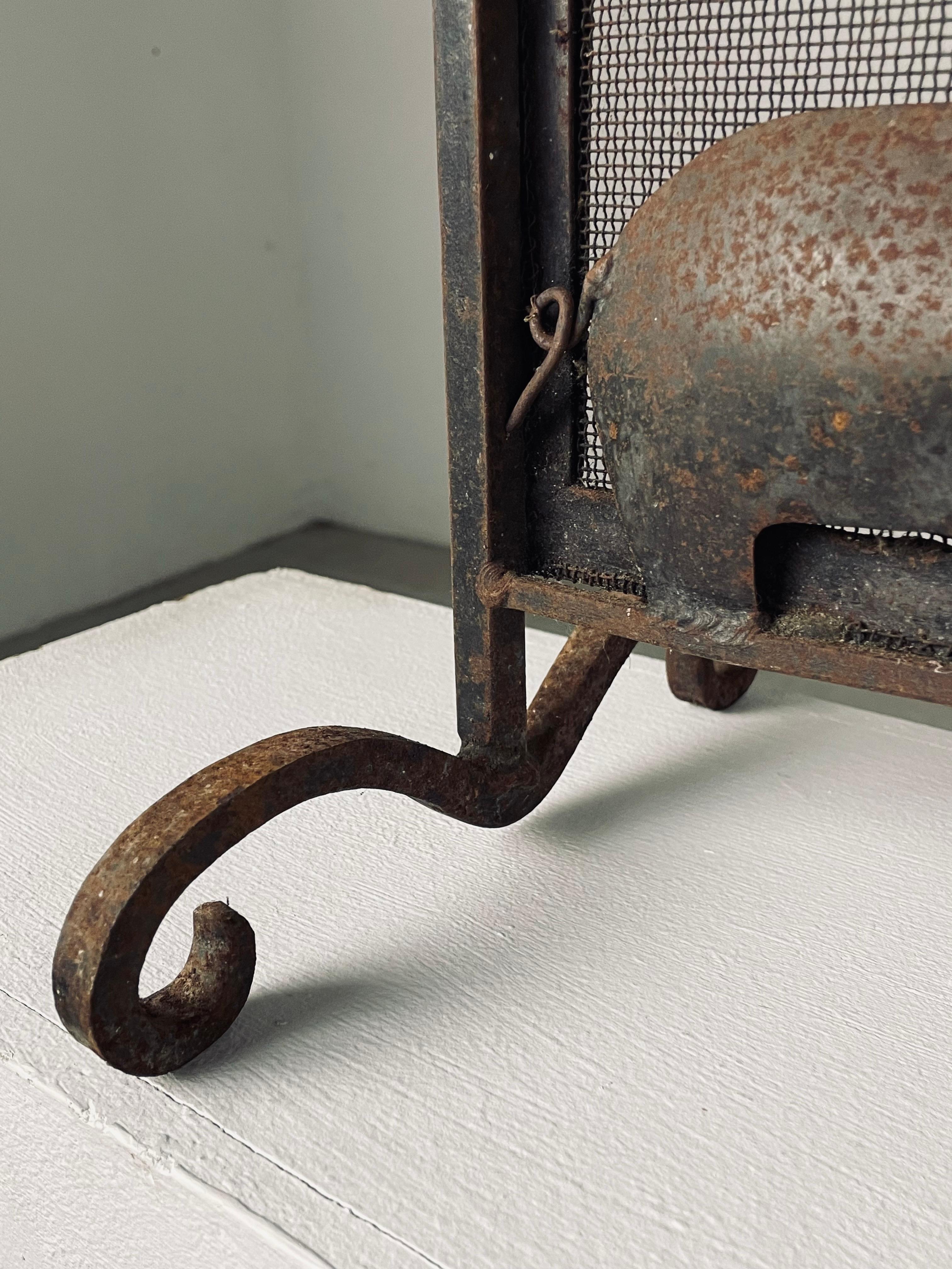 Wrought Iron Animal Fire Screen by Atelier Marolles - France - 1950s In Good Condition For Sale In SOTTEVILLE-LÈS-ROUEN, FR