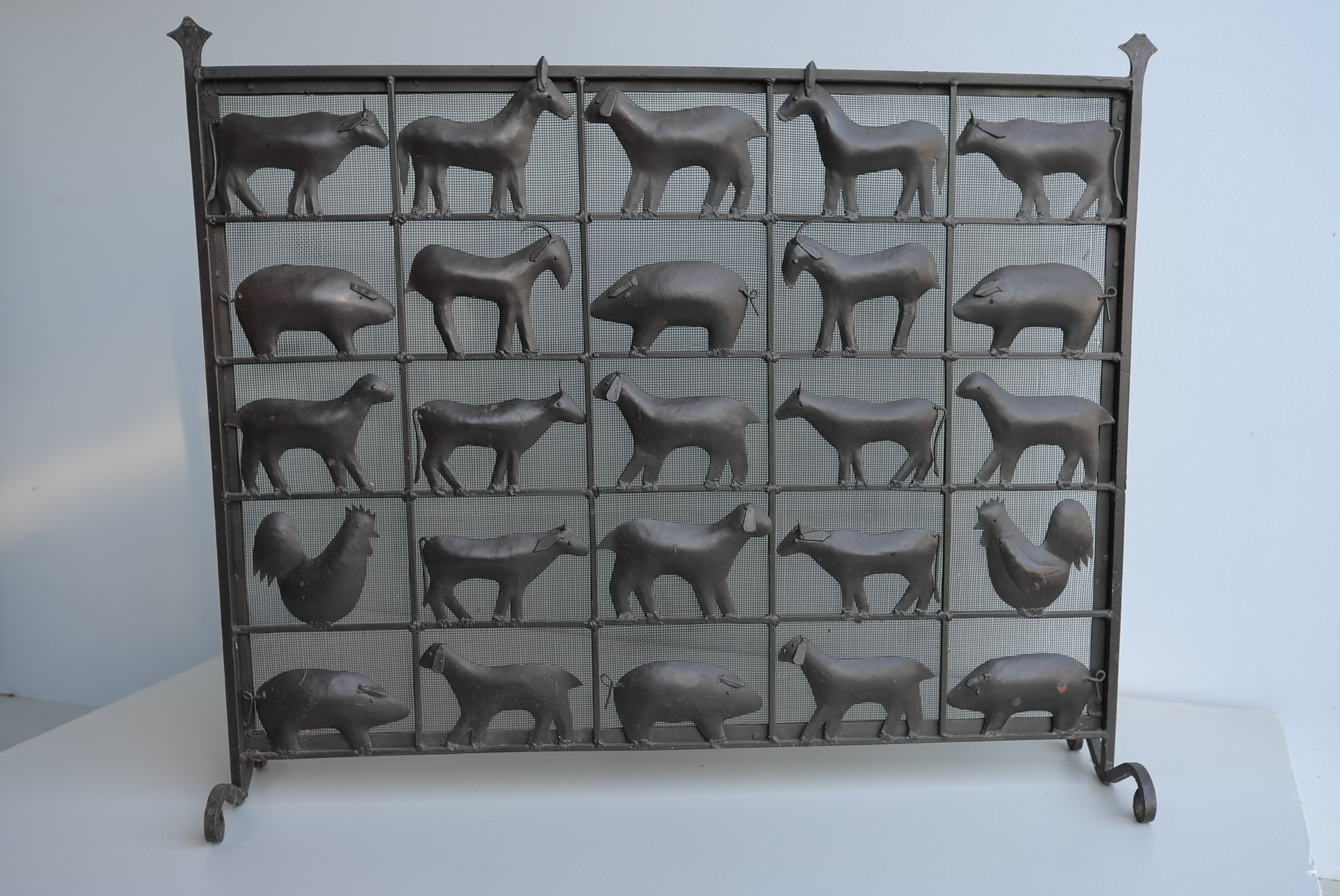 Parafuoco animale in ferro battuto di Atelier Marolles, Francia, 1955. Un pezzo molto decorativo e utile con una fitta maglia contro le scintille.


